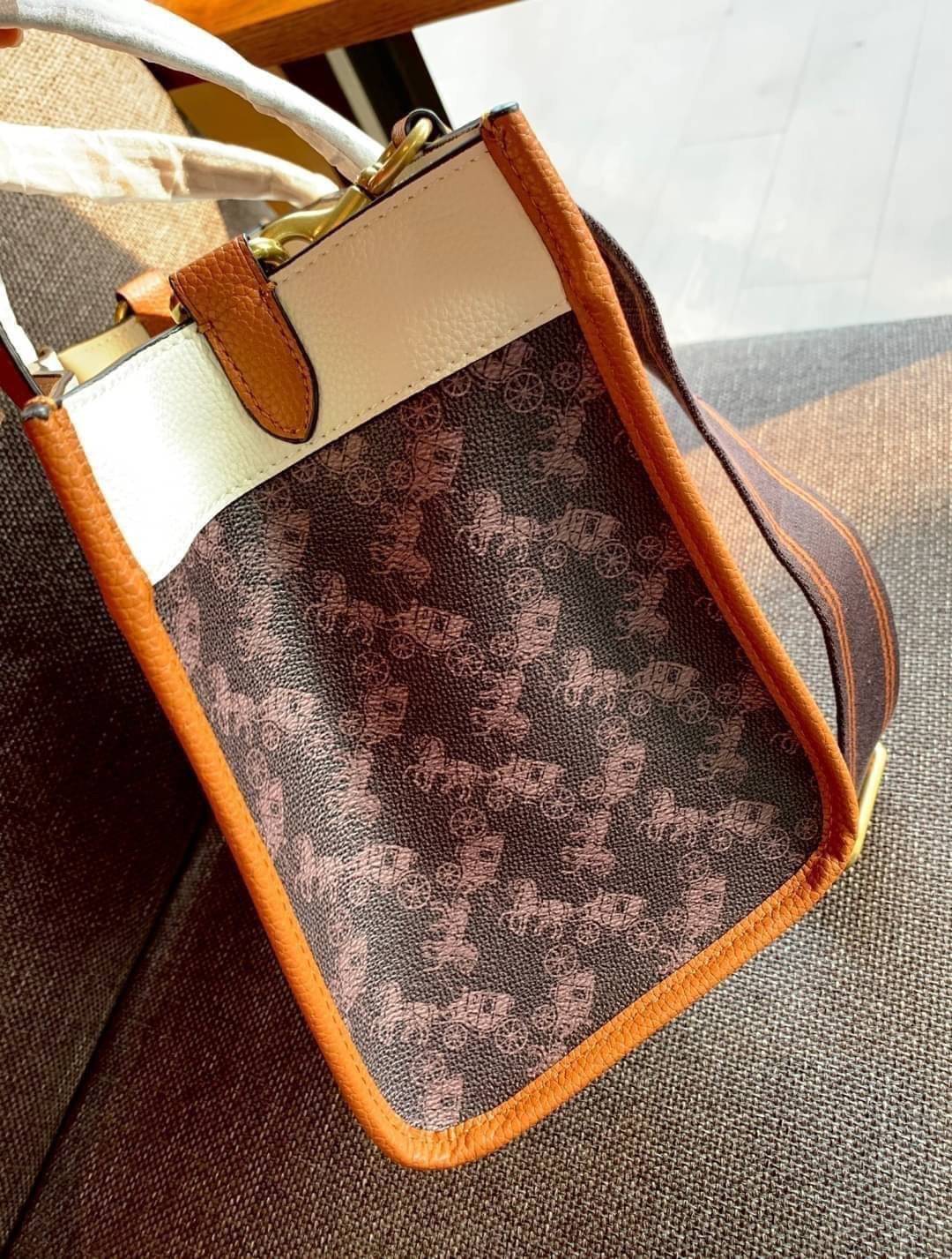 COACH FIELD TOTE 30 WITH HORSE AND CARRIAGE PRINTAND CARRIAGE BADGE 📣พร้อมส่งที่ไทย ใหม่ล่าสุด บอกเลยสีสวย สุดคลาสสิคมากๆ