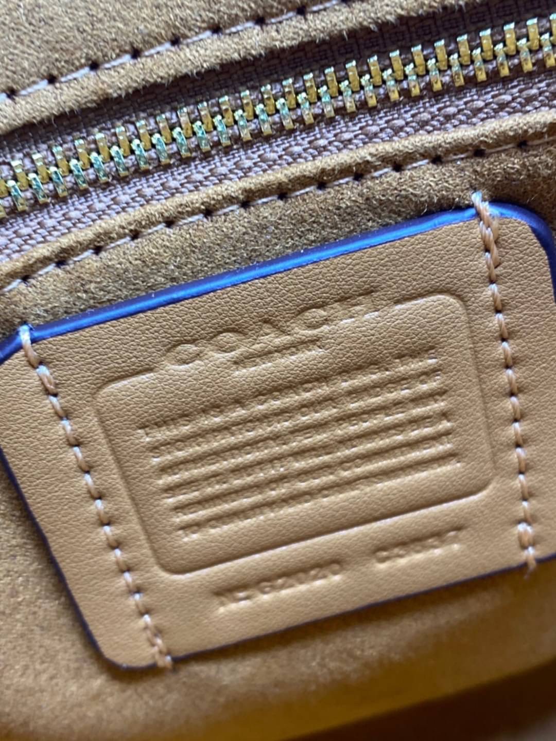 Coach Printed Coated Canvas And Glovetaanned เข้าเพิ่ม 4 แบบ มี 2สาย สายหนังและสายสปอร์ต สุดคุ้มเลยค่าา พร้อมส่งที่ไทยอีกครั้ง ฮอตฮิตไม่เลิกค่ะ ถามหากันเยอะมาก! กระเป๋าสะพายครอสบอดี้ร์ วัสดุหนังแท้ชั้นดีที่สุด! หนังสวย บวกกับอะไหล่แบรนด์ที่ดูเด่นคลาสสิคตร