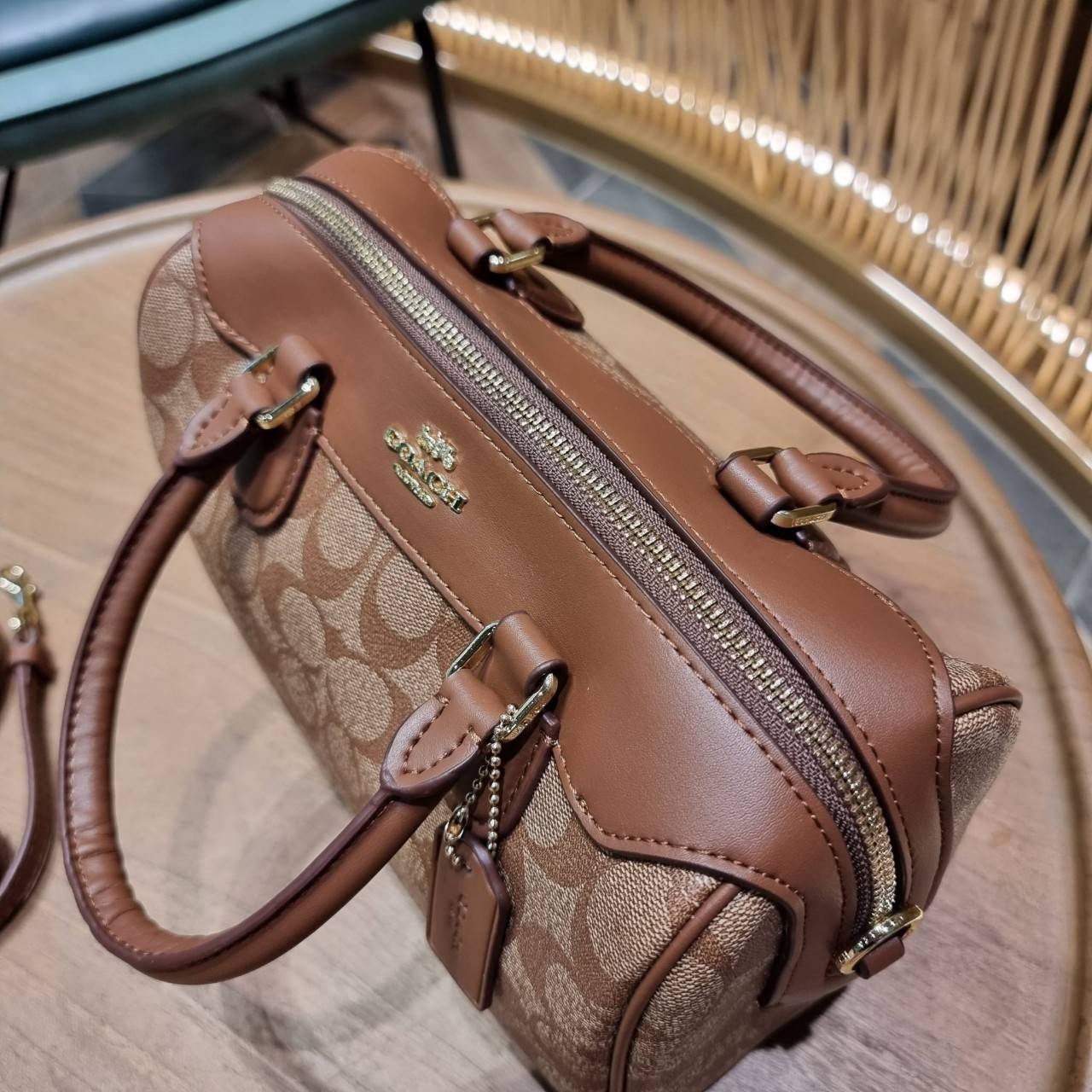 COACH F32203 MINI BENNETT SATCHEL IN SIGNATURE CANVAS กลับมาอีกครั้ง!! กับกระเป๋าทรงหมอนยอดฮิต 🥳 มีกี่สีก็ขายหมด วัสดุหนังแคนวาสเคลือบลาย ทรงสวยใช้งานได้ทุกโอกาส ภายในโล่งกว้างใส่ของได้เยอะ มีหูจับในตัว และสายสะพาย crossbody ปรับได้ตามตัว ใบนี้ไม่