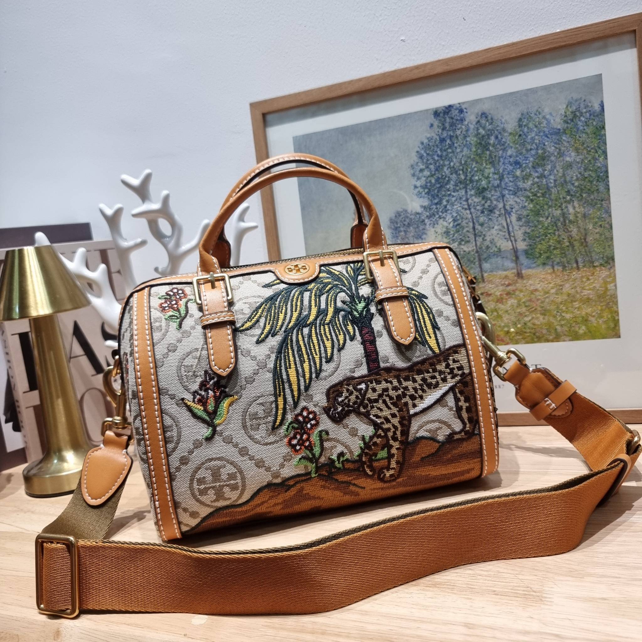 TB Jual Barrell T Monogram / TORY BURCH T MONOGRAM JACQUARD EMBROIDERED DUFFLE คอลใหม่ล่าสุด สวยพร้อมเสิร์ฟแบบไม่ต้องรอพรีฯ ลายโมโนแกรมสุดคลาสสิคที่ถูกดีไซน์รังสรรค์ด้วยงานปักสุดชิค น่าใช้ใจฟูแค่แรกเห็น!!