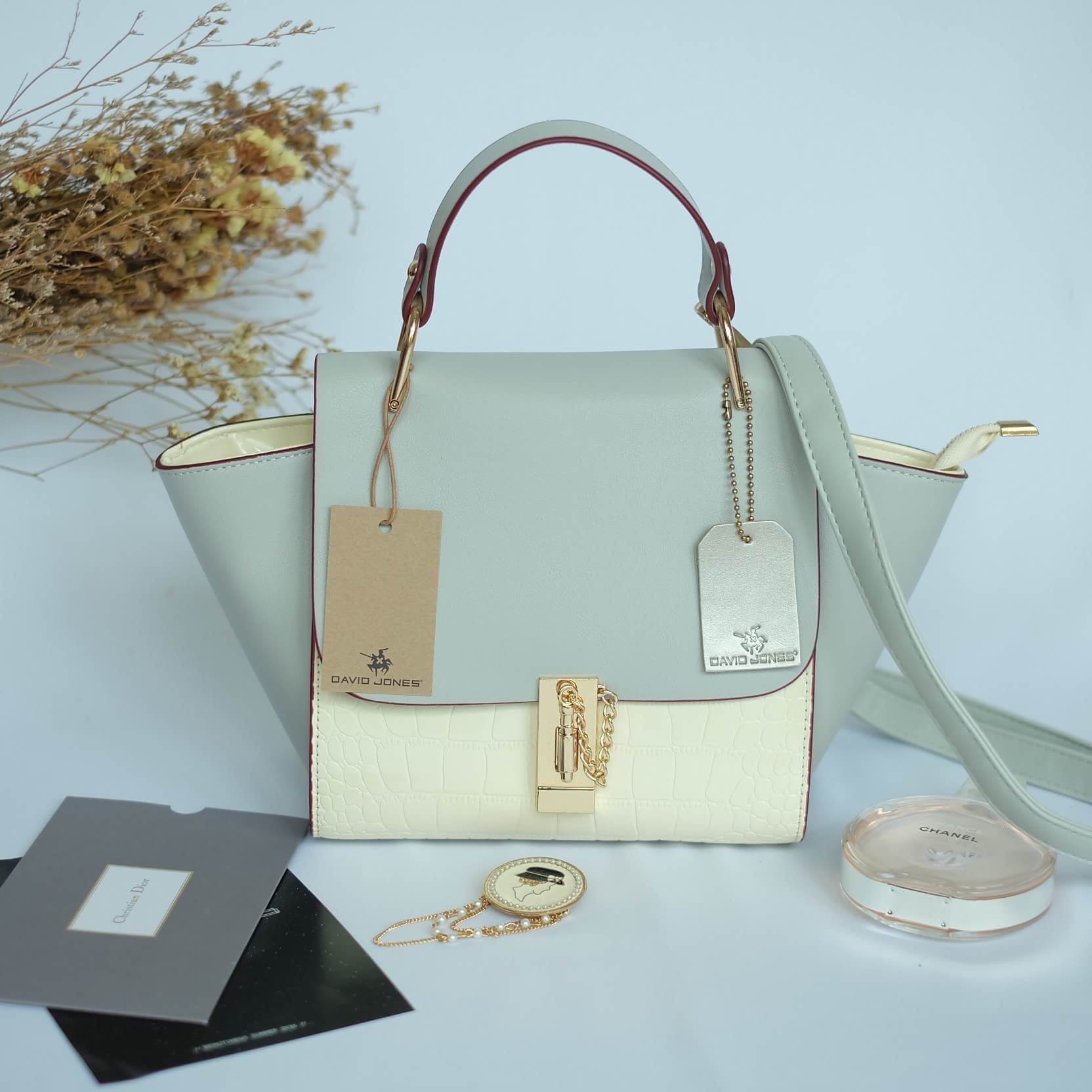 งานแท้ชนช้อป ทรงขายดี มาใหม่สวยหรูมากคะ กระเป๋าถือ / สะพายจาก แบรนด์ David jones หนังอย่างดี ขนาด กำลังดี มีช่องใส่ของจุกจิกด้านใน สีสวยคะ เข้ากับชึดได้ง่ายมากๆ ใบนี้แนะนำเลย สวยมาก สีSweetPastel