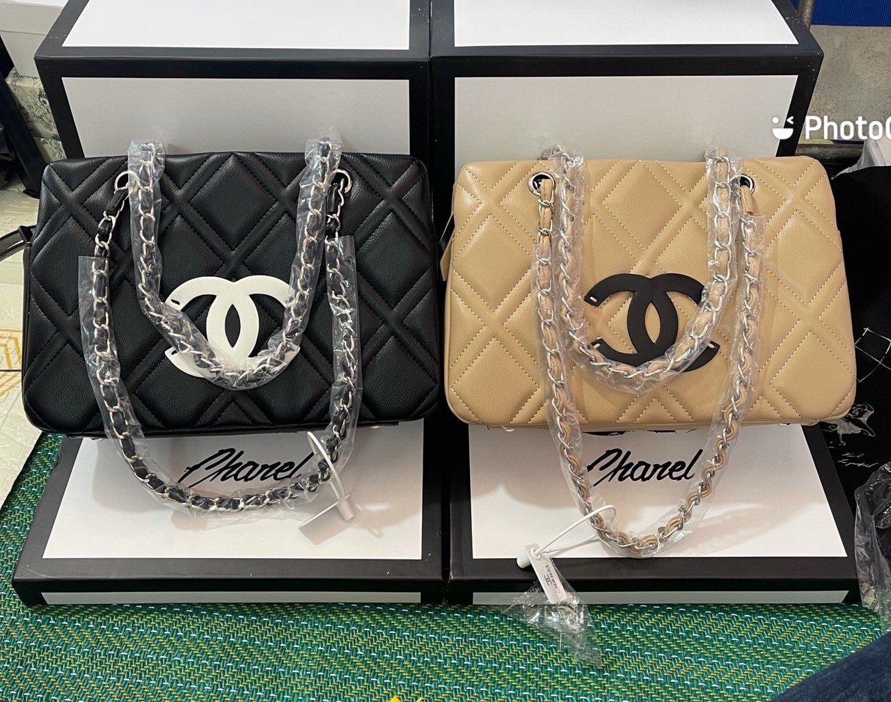 VIP 】CHANEL SHOPPING BAG งานหนังแท้สวยมาก ดีไซน์ทรง TOTE อยู่ทรงสวยหรูคลาสสิคไม่มีเอ้าท์ ภายในโล่งกว้าง จะถือหรือสะพายไหล่ก็ดูดี ไอเท็มแนะนำ พร้อมส่งที่ไทยราคาสุดคุ้ม Rare items เด็ดๆแบบนี้ควรค่าเเก่การสะสมสาวก Chanel GWP ห้ามพลาดค่ะ!
