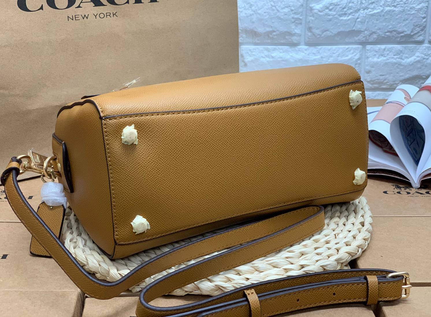 COACH ROWAN SATCHEL BAG ((79946)) กลับมาอีกครั้ง พร้อมสีหายากค่ะ! กระเป๋าหิ้วทรงหมอนสุดฮิตของสาวๆ//สะพายข้างได้ หนังแท้ ลายหนังสวย ทรงสวย ด้านหน้ามีช่องซิปให้หนึ่งช่อง เปิดปิดช่องหลักแบบซิป ภายในกว้างใส่ของจำเป็นของสาวๆได้ครบ มีช่องเล็กและช่องซิปใส่ของจุก