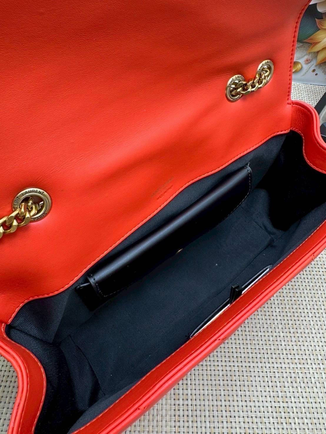 ORI หนังแท้ | 28cm YSL LOULOU medium in MATELASSÉ กระเป๋าสะพายสายโซ่าีทองหรูหรา งานหนังแท้เนื้อนุ่มตะเข็บเย็บลายเชฟรอนสวยหรูโดดเด่นเป็นเอกลักษณ์ 🤍 เกรดออริจินอล หนังแท้