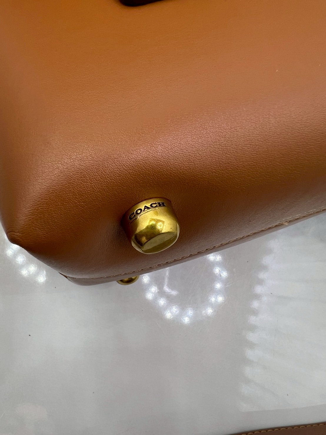 ORI หนังแท้ | Coach Soft Empire Carryall Bag 28 กระเป๋าสะพายทรงโฮโบ รุ่นใหม่ล่าสุด ดีไซน์เรียบง่าย สะพายไปคาเฟ่ ไปเที่ยวถ่ายรูปสวยๆ คือเหมาะสุดๆ หูสะพายยาว พอดีไหล่ ภายในแบ่งสัดส่วนไว้ดี ใบจริงหนังสวยมากๆ