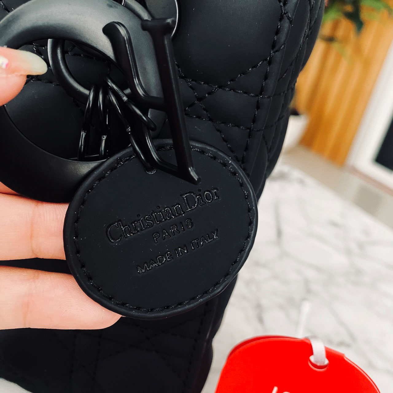 DIOR Small Lady My ABCDior bag Black Cannage Ultra-matte กระเป๋าสะพายดีไซน์เรียบหรู ทรงกล่องคลาสสิค โดดเด่นด้วยพวงกุญแจอะไหล่สีเดียวกับตัวกระเป๋า สีดำผิวแมทท์สุดคลาสสิก ลายเส้นซ้อนทับสวยงาม