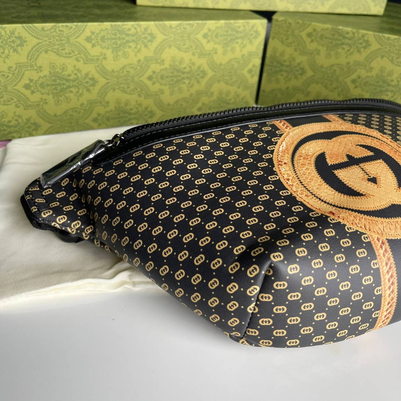 หนังแท้ GUCCI BELT BAG / GG BELT BAG กระเป๋าคาดอก/คาดเอว รุ่น Unisex ใช้ได้ทั้งหญิงชาย ภายในเป็นช่องโล่งกว้าง ใบใหญ่ขนาดมาตรฐานจุของได้เยอะ สายสะพายปรับได้ตามตัว ใบจริงเห็นแล้วหลงรัก คุ้มค่าที่สุด อีกรุ่นหนึ่งที่หลายคนตามหา งานออริสวยมาก ทำจากหนังแท้ สามา