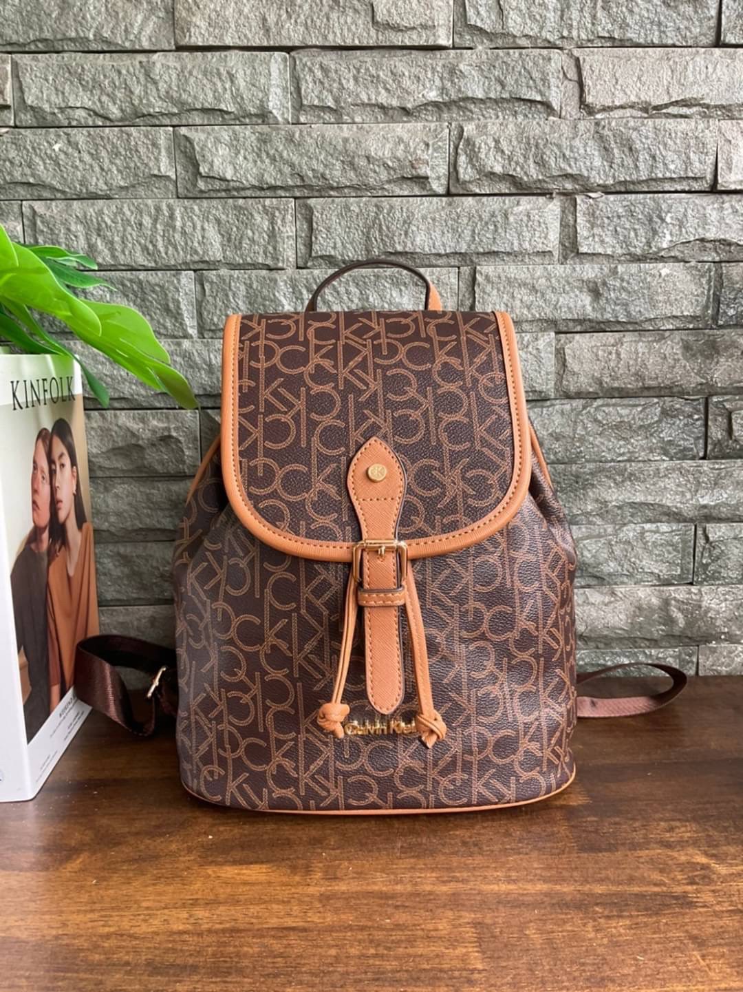 CALVIN KLEIN Monogram Backpack กระเป๋าสะพายเป้รุ่นใหม่ชนช้อป รุ่นยอดนิยม วัสดุ PVC คุณภาพดี หนังนิ่มสวย ฐานกระเป๋าแข็ง ตั้งอยู่ทรงรองรับน้ำหนักได้ดีมากๆ ตัวกระเป๋ามีน้ำหนักเบา ด้านหน้าประดับด้วยโลโก้แบรนด์ สายยาวดีไซน์เก๋ สะพายไม่เจ็บไหล่ เลื่อนปรับได้ฟรี