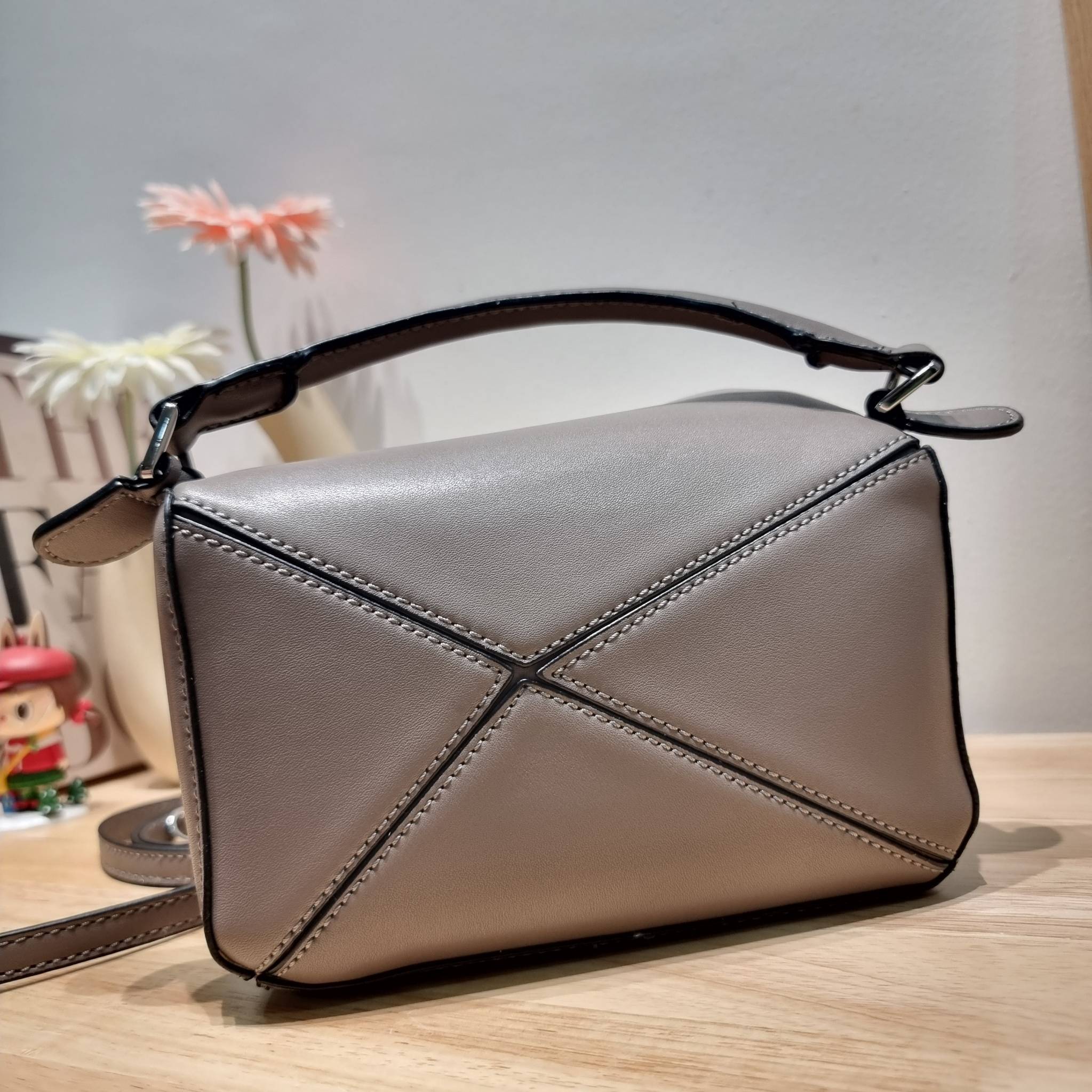 LOEWE MINI PUZZLE BAG IN CLASSIC สุดยอดแบรนด์ที่ดีไซน์เป็นเอกลักษณ์ โดดเด่น สวยหรู กับกระเป๋าสะพายข้างทรงกล่อง ไซส์มินิ สไตล์พัซเซิล ให้ฟีลลิ่งเหมือนตัวต่อคละสี ดูดีได้ทุกที่แค่มีใบนี้