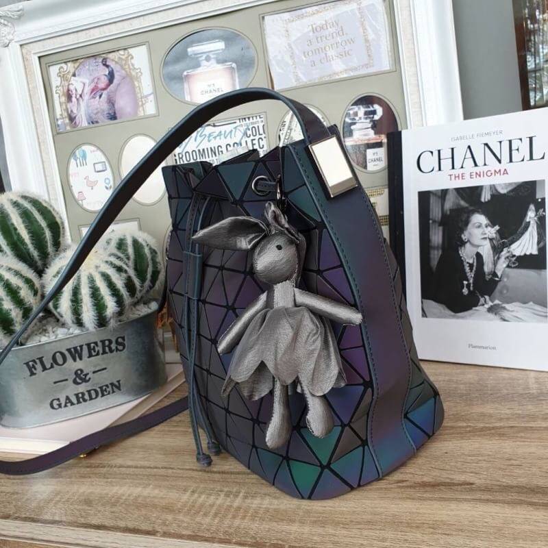 มาใหม่ ทรง Bucket สี Limited edition 🌈🌈 Rainbow color ( สีจะปรับเข้มอ่อนตามความสว่างของแสงค่ะ ) • สว่างมากจะเป็นสี Rainbow สว่างน้อยจะเป็นสีเทาเข้มค่ะ •กระเป๋าทรงสุดฮิตจากแบรนด์ David Jones ใบนี้ มาพร้อมกับน้องกระต่ายสีเข้า set กับกระเป๋าค