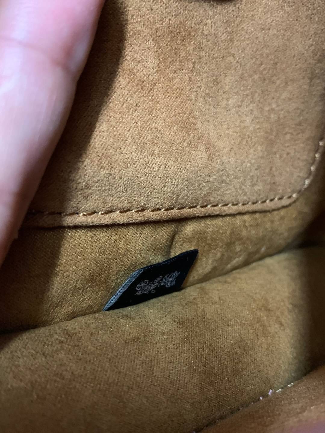 COACH TABBY TOP HANDLE 20 พร้อมส่งที่ไทยค่ะ! กระเป๋าหิ้ว//สะพายข้างได้ หนังแท้อย่างดี กหนึ่งใบทำหนังสองลายได้อย่างสวยงาม พร้อมโลโก้รุ่นใหม่ล่าสุดดูดีมากๆค่ะ เปิดปิดกระเป๋าแบบกดล็อค ภายในมีช่องหลักสองช่อง ใส่มือถือได้ทุกรุ่น;กระเป๋าเงินใบกลางได้;ของจำเป็นจ