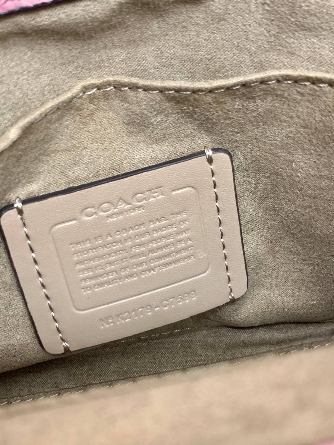 COACH MINI PEPPER CROSSBODY WITH HEART PETAL PRINT ((C7599)) พร้อมส่งที่ น้องใหม่ล่าสุดค่าา! กระเป๋าสะพายครอสบอดี้ร์ หรือหิ้วออกงานก็สวยไม่น้อยทีเดียวค่ะ หนังแท้นิ่มสวย ตัวกระเป๋าทำลายดอกหัวใจได้สวยงามน่าใช้มากๆเลยค่ะ