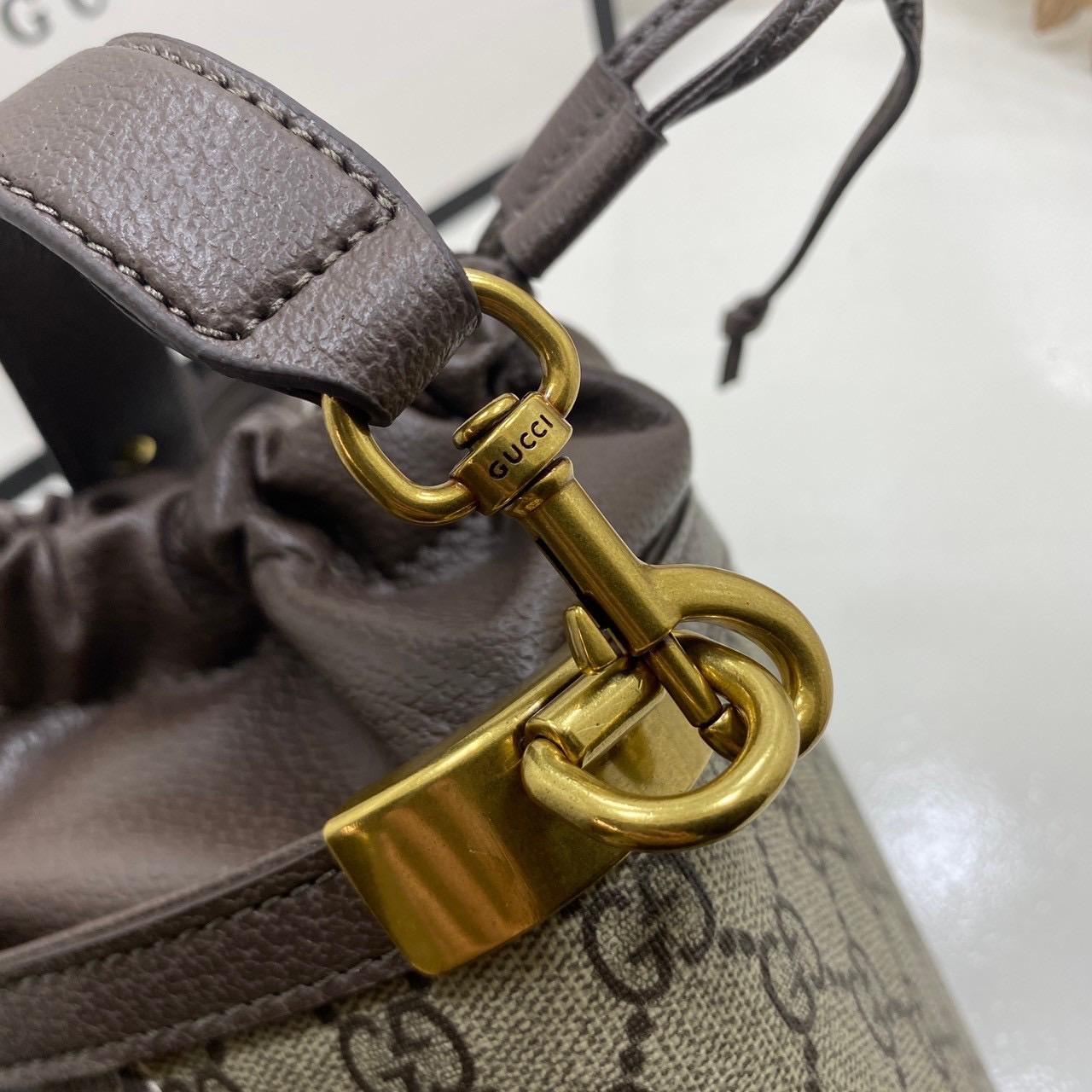 ORI หนังแท้ | GUCCI Ophidia GG Bucket Bag กระเป๋าสะพายทรงบัคเก็ตสามเหลี่ยม สุดไอโคนิค เพิ่มกิมมิกแต่งแถบอะไหล่สีทอง สวยหรูคลาสิกสุดๆ เป็นรุ่นหายาก ของมาจำกัด อย่าพลาดเชียวน้า