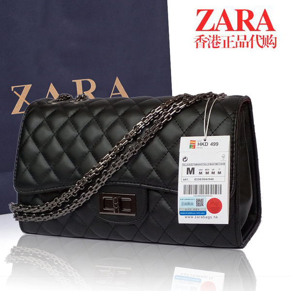 ZARA chain shoulder bag กระเป๋าถือหรือสะพาย look like chanel ดีไซน์สวยหรูแบบตารางทั้งใบ หนังนิ่ม เปิดปิดด้วยตัวล้อคทันสมัย ภายในมีหลายช่องเป็นสัดส่วนสะดวกใช้ มีช่องซิปคั่นกลาง จุของได้เยอะใส่กระเป๋าสตางค์ใบยาวได้ ด้านหลังมีช่องใส่ของได้อีก1ช่อง น้ำหนักเบา