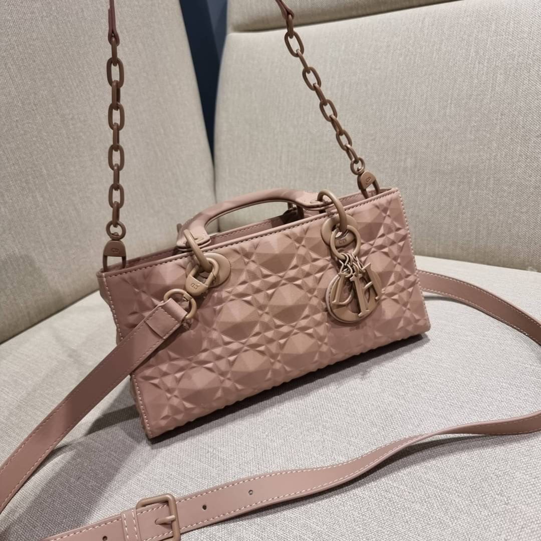DIOR LADY D-JOY BAG Cannage Calfskin with Diamond Motif / CD LADY D-JOY BAG ดีไซน์ใหม่ อัพเลเวลความหรู กับกระเป๋าสะพายข้างที่รอบนี้ดีไซน์รูปทรงโฉมใหม่ ใช้งานง่ายขึ้น
