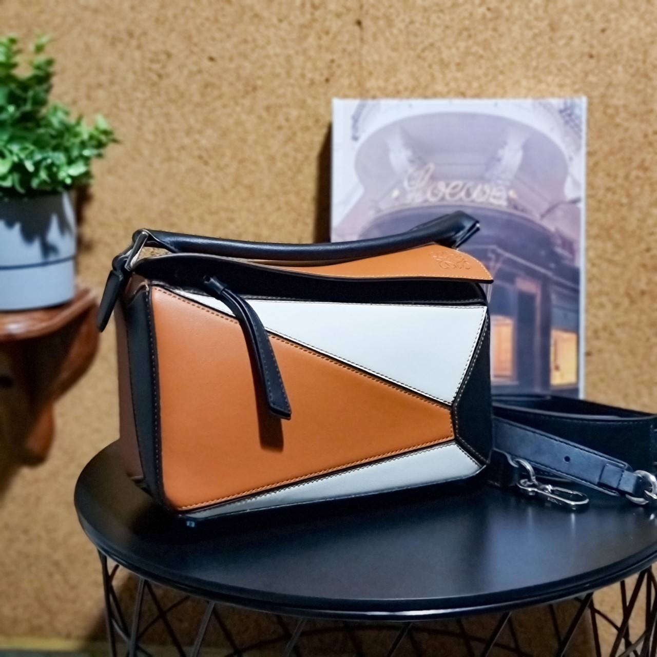 พรีเมี่ยมกิ๊ฟแท้ 100% 】LOEWE PUZZLE BAG IN CLASSIC เป็นอีกแบรนด์ที่ดีไซน์เป็นเอกลักษณ์ โดดเด่น สวยหรูทุกรุ่น!! กระเป๋าสะพายข้างทรงกล่อง สไตล์พัซเซิล ให้ฟีลลิ่งเหมือนตัวต่อคละสี ดูดีได้ทุกที่แค่มีใบนี้