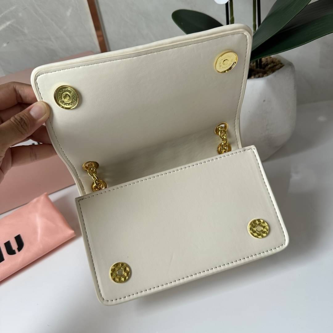 Miu Miu Matelassé Nappa Leather Mini Bag / Miu Miu Woman’S Bag Chain Mini bag กระเป๋ามินิรูปทรงสี่เหลี่ยมวัสดุหนังNappa มีความนุ่มมือและเงางาม