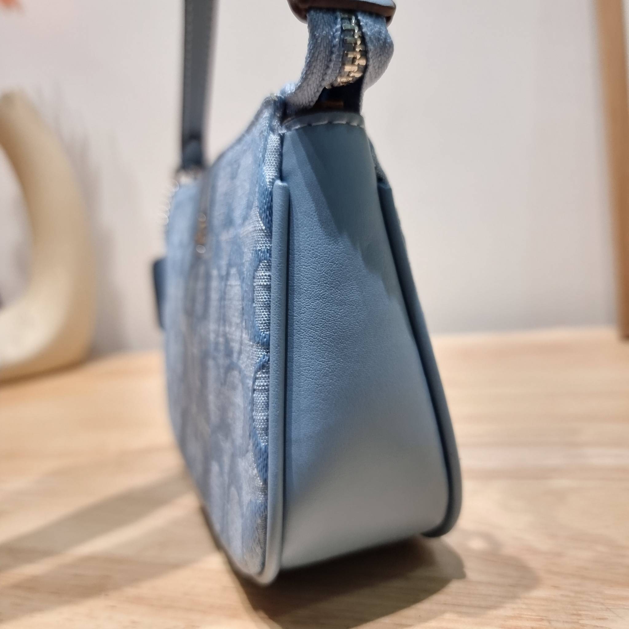 COACH Nolita 15 In Signature Chambray CI027 พร้อมส่ง คอลเลคชั่นใหม่ น่ารักน่าใช้ ในสไตล์คลาสสิค กระเป๋าทรงพอชขนาดมินิ สาวๆเห็นใบจริง ยังไงก็ต้องหลงรักไอเท็มนี้แน่นอนจ้า