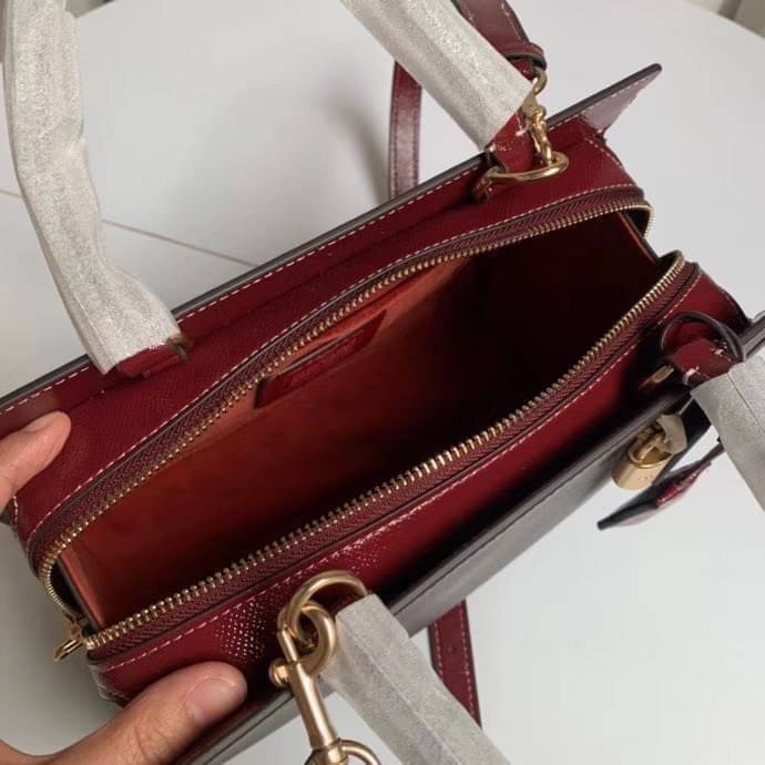 COACH ZOE CARRYALL IN SIGNATURE CANVAS เดอะเบสท์แห่งปี ต้องยกให้พี่คนสวยใบนี้เลย!! รุ่นที่สาวๆตามหา หายากอีกหนึ่ง กระเป๋าถือ/สะพายทรงสวย คลาสสิค ใบใหญ่จุคุ้ม มีดีเทลน่ารักๆที่แม่กุญแจ สามารถล็อคหัวซิปได้ กุญแจซ่อนในพวงหนังห้อยก็น่ารักไปอีก ภายในโล่งกว้าง 