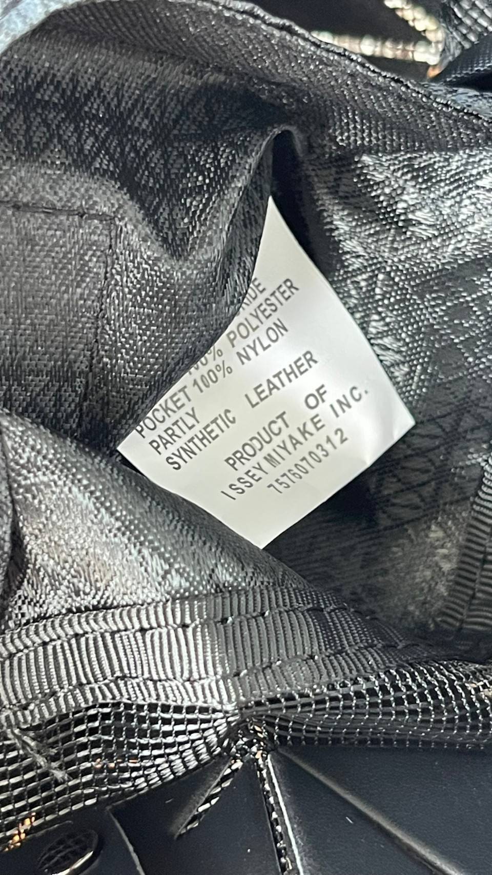 BAO BAO ISSEY MIYAKE PLATINUM COFFRET สะท้อนแสงเพื่อสร้างสินค้าระดับพรีเมียมที่ให้ความเงางามที่เหนือกว่า เพิ่มความหรูหราและโดดเด่นให้กับ เพราะมีความแวววาวและเป็นประกาย