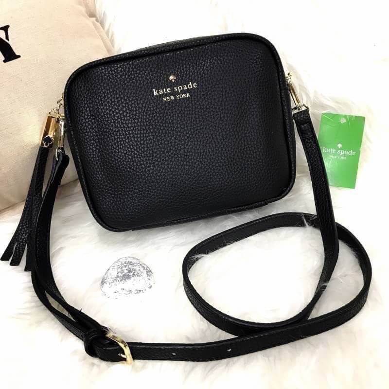 Kate Spade New York Mini Leather Shoulder Bag กระเป๋าสะพายขนาดมินิหนังสวยหรูอยู่ทรงด้านหน้าประดับโลโก้เเบรนด์สีทอง มาพร้อมหัวซิปพู่หนัง และสายสะพายยาวปรับระดับได้ ภายในมีโลโก้ ช่องซิป ช่องใส่ของ ใส่กระเป๋าสตางค์ มือถือ iphone ของจุกจิกได้เยอะ สะพายข้างหรื
