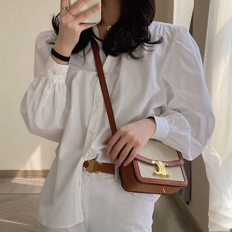 พร้อมส่งรุ่นขายดี!! CELINE CROSSBODY VIP GIFT WITH PURCHASE GWP กระเป๋าพรีเมี่ยมกิ๊ฟ Limited จาก PARFUME DUTYFREE COUNTER สวยอยู่ทรงเปิดปิดด้วยตัวล้อคด้านหน้า ภายในมีช่องใส่ของหลัก พร้อมช่องซิป ใส่กระเป๋าสตางค์กลาง + มือถือได้ ทรงนี้กำลังมาแรงมาก แมชต์ลุค