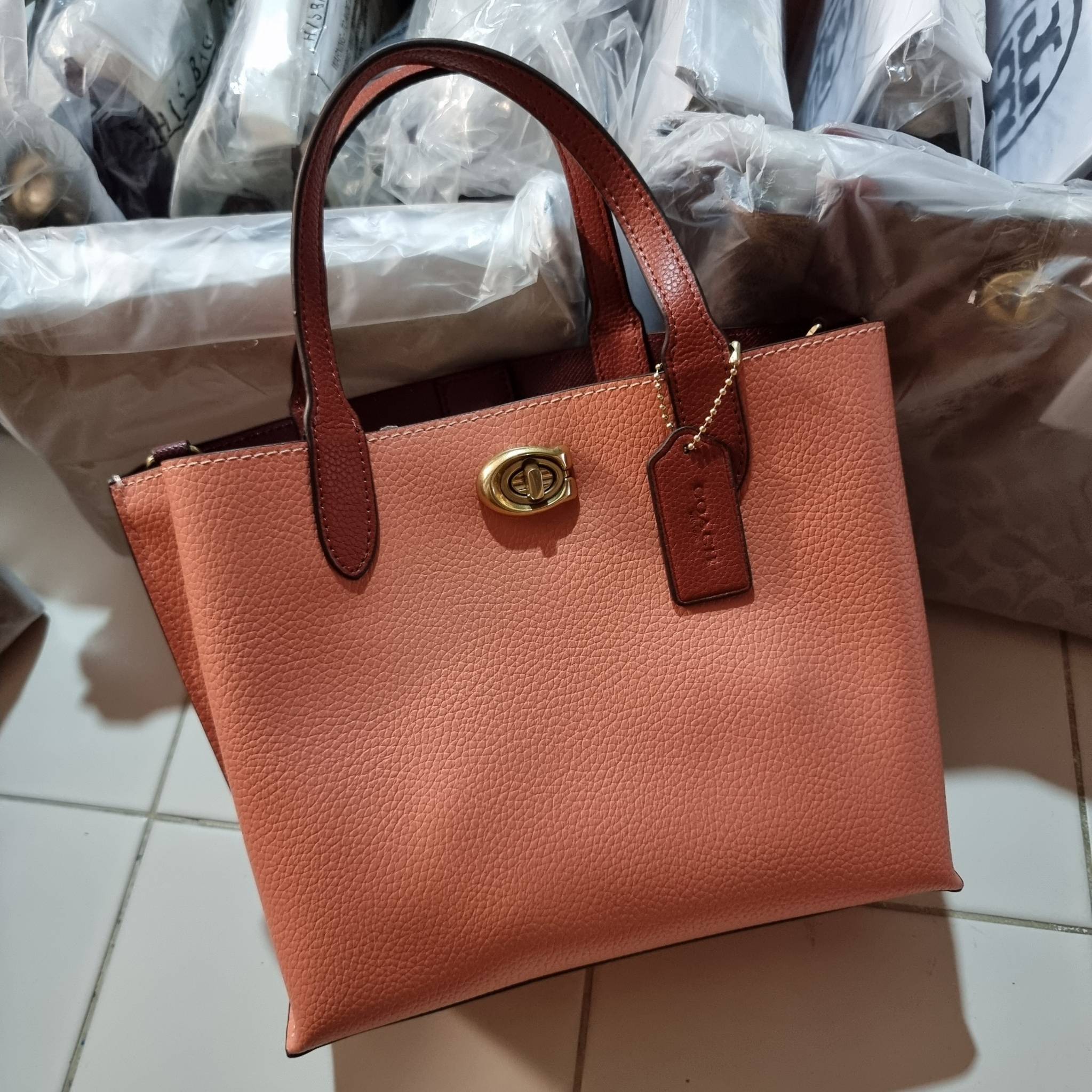 COACH C8561 C8869 WILLOW TOTE 24 IN COLOR BLOCK น้องสาวลุคลูกคุณมาแล้วจ้า กระเป๋าถือ/สะพาย ดีไซน์คัลเลอร์บล็อค ลงตัว เรียบหรู ใบจริงคือผู้ดี๊ผู้ดี ใช่ได้ทุกๆโอกาส วัสดุหนัง pepble อยู่ทรง เปิดปิดด้วยตัวบิดล็อค และอีกฝั่งเป็นกระดุมแม่เหล็ก ภายในโล่งกว้าง ใ