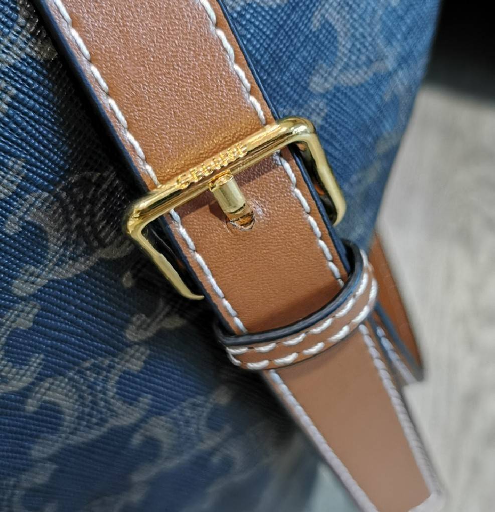 CELINE TRIOMPHE CANVAS BOSTON TRAVEL BAG VIP GIFT WITH PURCHASE (GWP) Limited Edition จาก CELINE PERFUME DUTYFREE วัสดุ TRIOMPHE CANVAS ใบใหญ่จุสัมภาระได้เยอะสุดๆหนังขึ้นลาย Signature สวยหรูสุดคลาสสิค ดีไซน์ไม่มีเอ้าท์ เปิดปิดด้วยซิปแบรนด์พร้อม Tag ห้อยแม