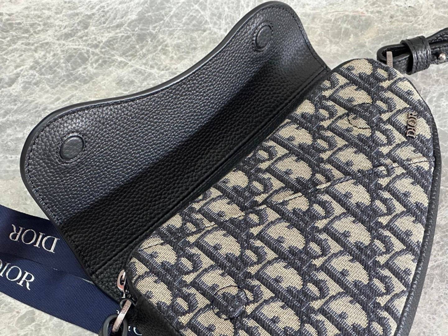 TOP ORI หนังแท้ | DIOR Mini Saddle Oblique jacquard Bag กระเป๋าสะพาย/คาดอกดีไซน์ไอคอนิกด้วยรูปทรงที่ทันสมัย รังสรรค์ขึ้นจากผ้าแจ็กการ์ดลาย สีเบจและสีดำ โดดเด่นด้วยฝาพับแม่เหล็กที่ทำจากหนังแท้ลายเกรนสีดํา เอกลักษณ์ของความหรู ไฮคลาสอย่างลงตัว