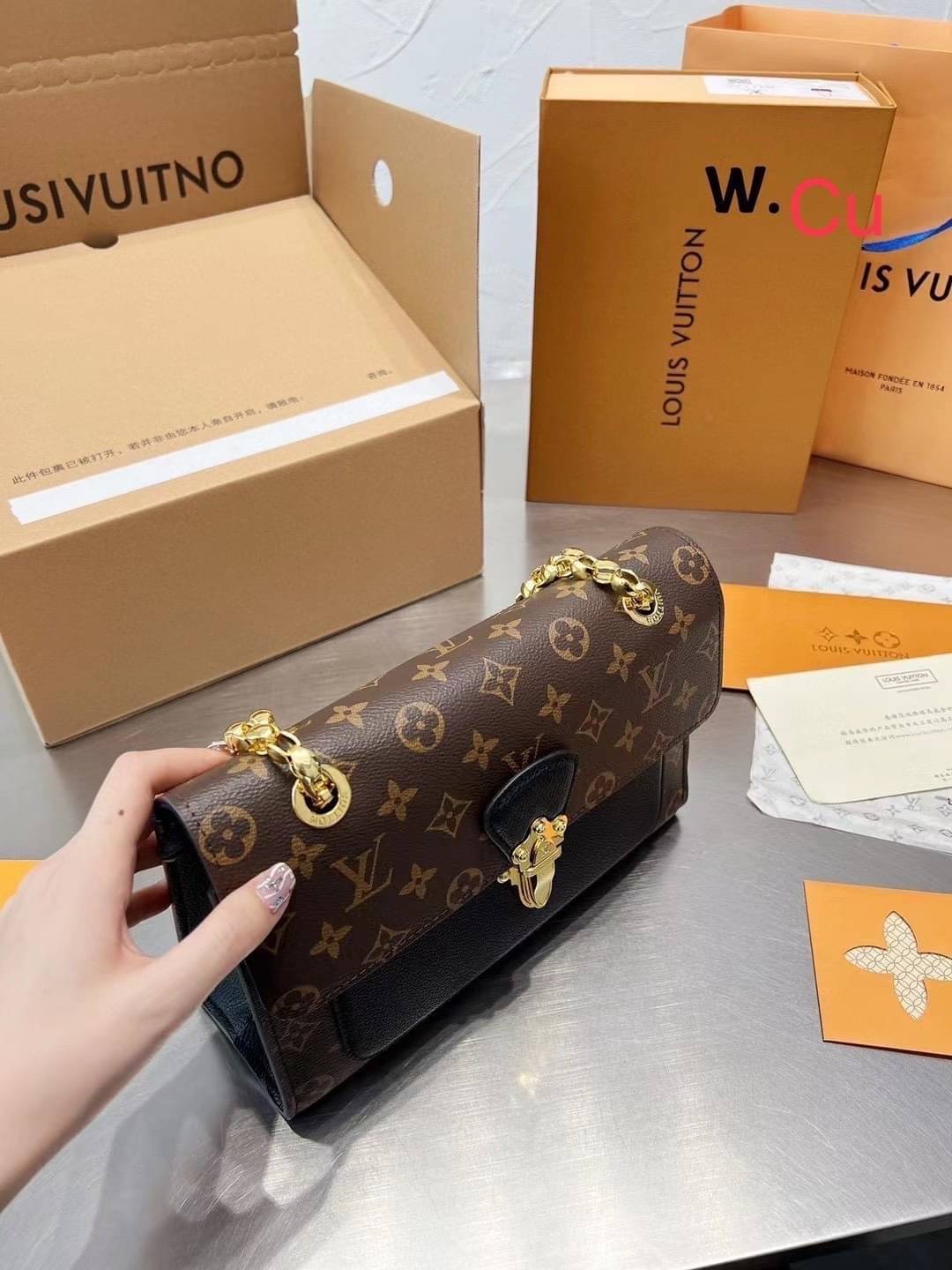 LV VICTOIRE Monogram กระเป๋าสะพายไอเท็มนำแฟชั่นที่น่าดึงดูดใจ ทรงกะทัดรัดและใช้งานได้สะดวก หนังแคนวาสอย่างดี ลาย Monogram เปิด-ปิดแบบกดล็อคอะไหล่สีทองสวยงาม ภายในมี3ช่องกว้างสามารถใช้งานได้หลากหลายและจุของได้มากมายเกินคาดนะคะ