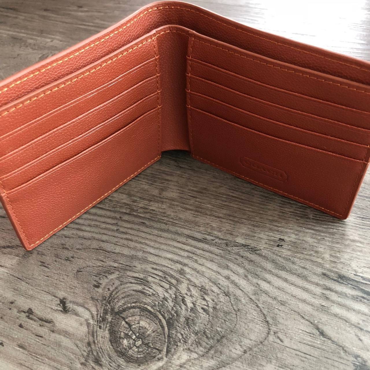 COACH Compact ID Wallet in Sport Calf Leather กระเป๋าสตางค์ใบสั้น ภายในมีช่องใส่บัตร, ธนบัตร มาพร้อมกระเป๋าใส่บัตรใบเล็กอีก 1 ใบ จะมอบเป็นของขวัญหรือใช้เองก็แนะนำค่ะ