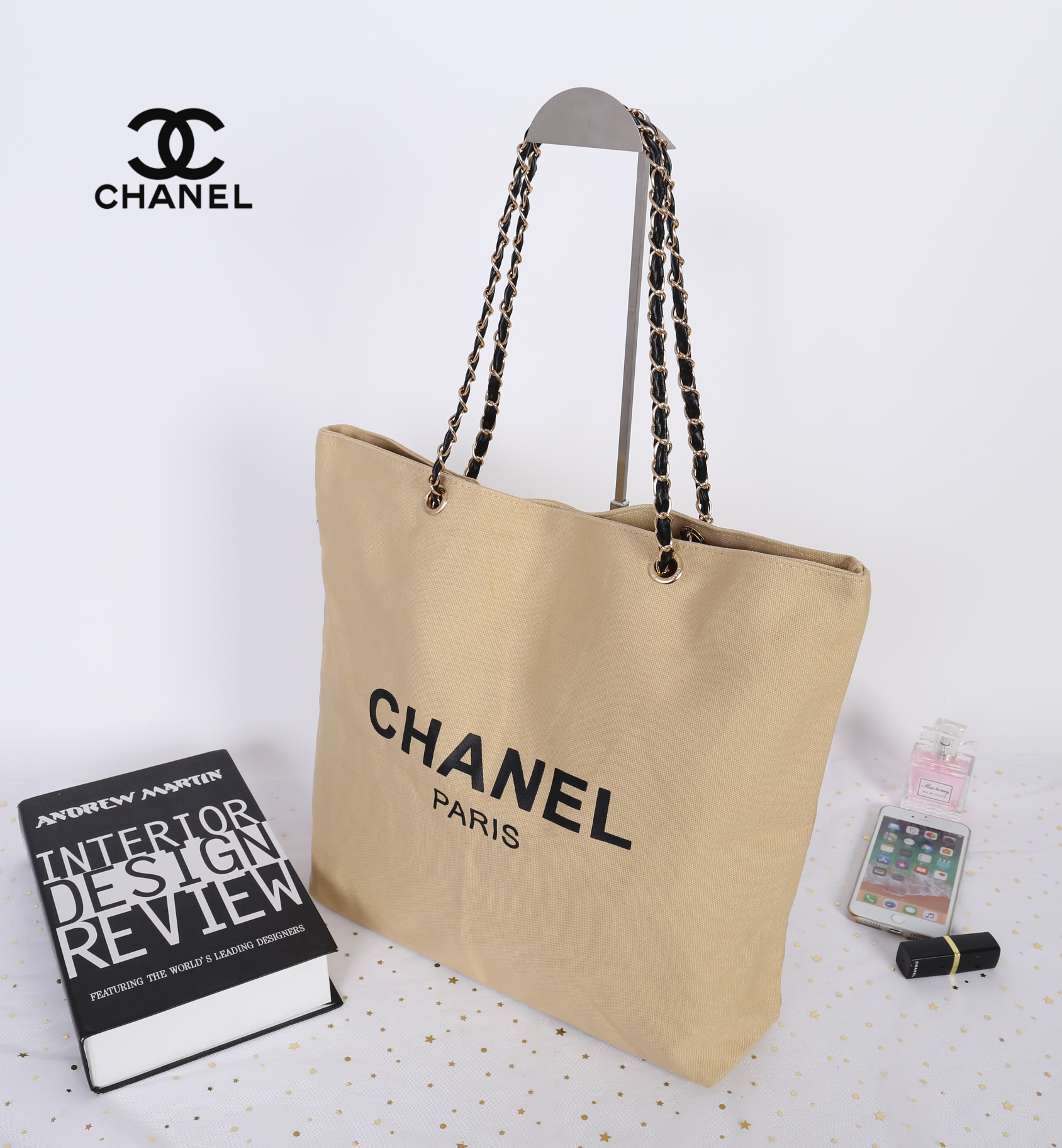 โซ่ทอง Chanel Shopper's Tote กระเป๋าสะพายทรง Tote VIP gift แท้ จาก counter น้ำหอมของ brand วัสดุ canvas เนื้อหนา อะไหล่ปั๊มแบรนด์ ภายในบุผ้าอย่างดี จุได้เยอะ มาพร้อมสายสะพายไหล่ แบบโซ่ต่อหนังสวยหรูค่ะ