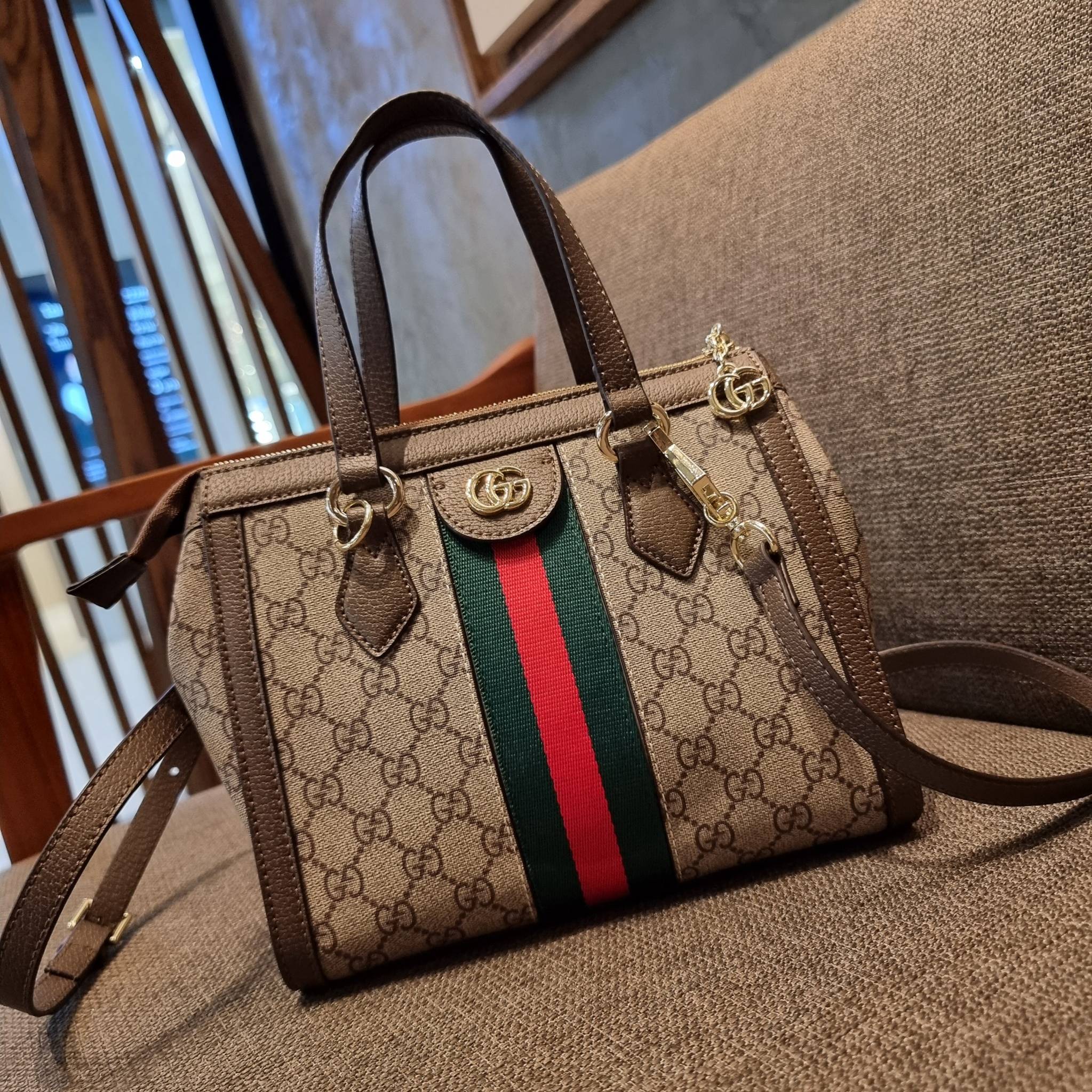 GUCCI Ophidia Small GG Tote Bag GC CLASSIC SMALL TOTE BAG WITH GWP กระเป๋าถือ/สะพาย อีกรุ่นหายาก ที่คงความสวยคลาสสิค และเรียบหรู วัสดุหนังแคนวาส ดีไซน์แถบคาดโดดเด่น รูปทรงสวยน่าใช้มากๆ สะพายขับผิว เปิด-ปิดกระเป๋าด้วยซิป หัวซิปตัว G อะไหล่สีทอง ภายในโล่งกว