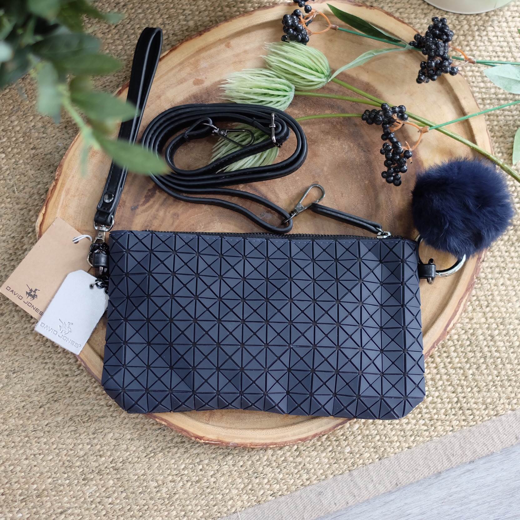 เอาใจสาวๆ ที่ต้องการหากระเป๋าสะพายข้างใบเล็กๆเบาๆ สะพาย cross body สวย สะพายจบในใบเดียว แนะนำใบนี้เลยค่า ตัวกระเป๋าสีดำ อะไหล่ดำ เรียบหรูมากคะ จากแบรนด์ David Jones ตัวกระเป๋าสะพาย ปรับเก็บสายถือเป็น clutch bag ได้คะ มีสายคล้องข้อมือ ขนาดกะทัดรัด พร้อมช่อ