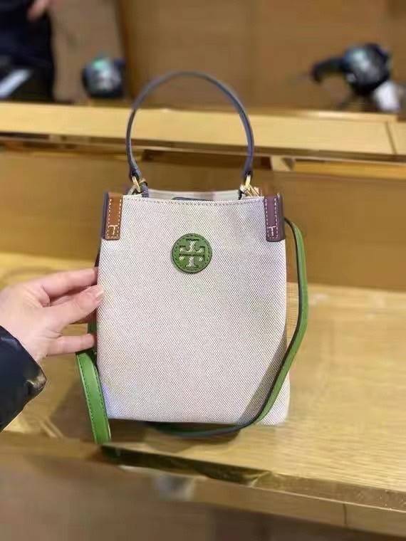 Tory Burch Blake Canvas Bucket Bag รุ่นใหม่ล่าสุด สวยไฉไลฝุดๆ แบบสวยคลาสสิค กระเป๋าทรงถัง วัสดุ Canvas สายหนังแท้ อะไหล่ทอง เปิด-ปิด ด้วยกระดุมแม่เหล็ก ด้านในโล่งมีช่องเล็กใส่โทรศัพท์ได้ น้ำหนักเบา สายสะพายถอดสายได้ crossbody ได้ ปรับระดับได้