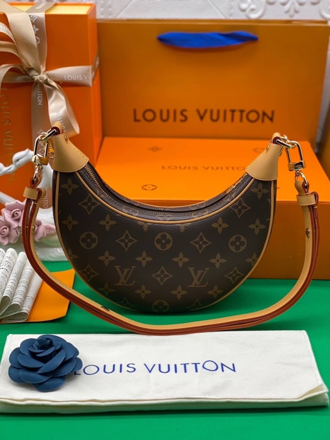 หนังแท้ LOUIS VUITTON LOOP BAG / LV MONOGRAM LOOP พร้อมส่งที่ไทย กระเป๋าสะพายรูปทรงกะทัดรัดและสายโซ่สำหรับสะพายไหล่ รวมถึงสายหนังแบบสะพายข้าง กระเป๋าซิปด้านหน้าปิดด้วยตัวดึงซิป LV Circle งานหนังแท้ทั้งใบ ออริจินอลเกรด ภาพสินค้าถ่ายจากงานขายจริง ใช้งานต่าง