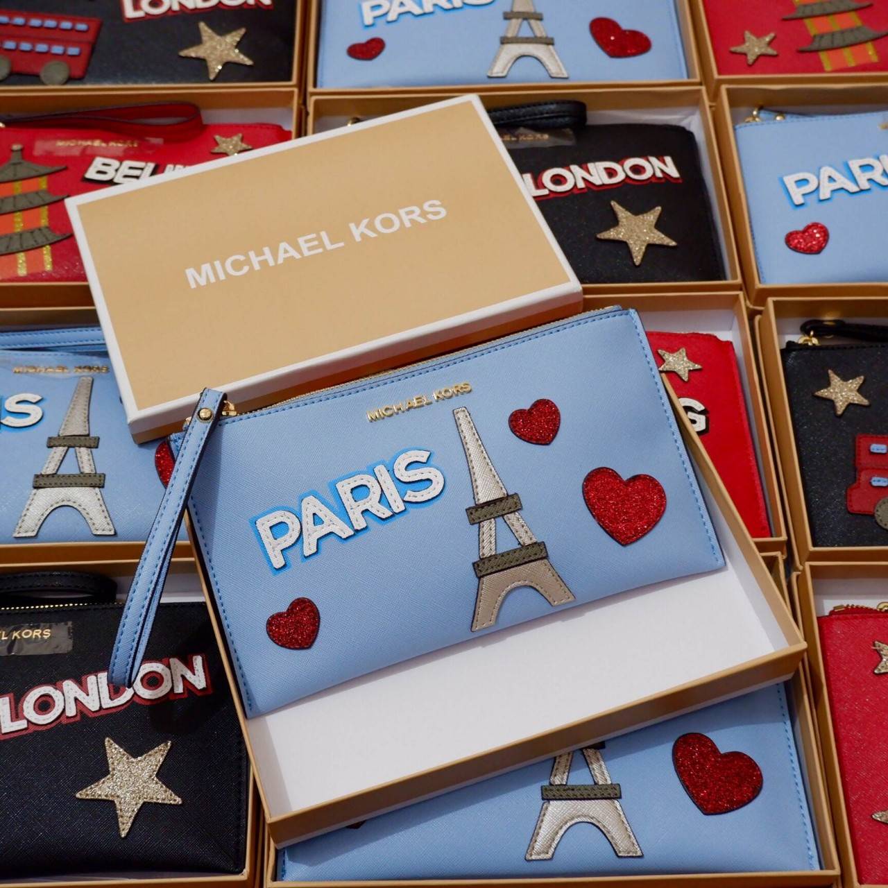 Michael Kors Clutch Bag 2018 New arrival! กระเป๋าคลัชรุ่นใหม่:ขนาดกำลังดี วัสดุลายหนังลาย Saffiano ด้านหน้าประดับโลโก้แบรนด์ อะไหล่ทอง แต่ง pattern งานปัก 3vมิติ สวยโดดเด่น เปิดปิด ด้วยซิป ด้านในมีช่องเล็ก และช่องใส่บัตร พร้อมสายคล้องข้อมือ ใส่กระเป๋าสตาง