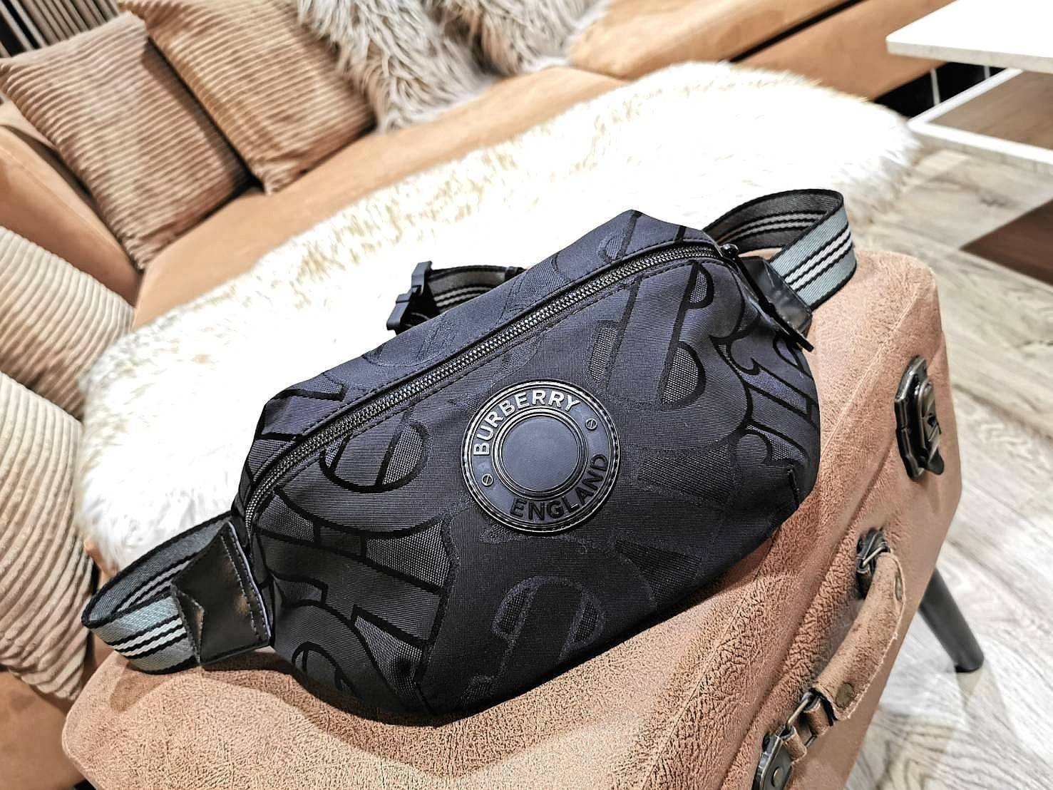 BURBERRY FRAGRANCES MONOGRAM BELT BAG VIP GIFT WITH PURCHASE (GWP) กระเป๋าพรีเมี่ยมกิ๊ฟ Limited จากน้ำหอม BURBERRY วัสดุ100%POLYAMIDE (Nylon & Canvas) น้ำหนักเบามีโลโก้ด้านหน้าเปิดปิดด้วยซิปหัวซิปแบรนด์ ด้านหลังมีช่องซิป ภายในมีโลโก้ใช้ใส่มือถือ กระเป๋าสต