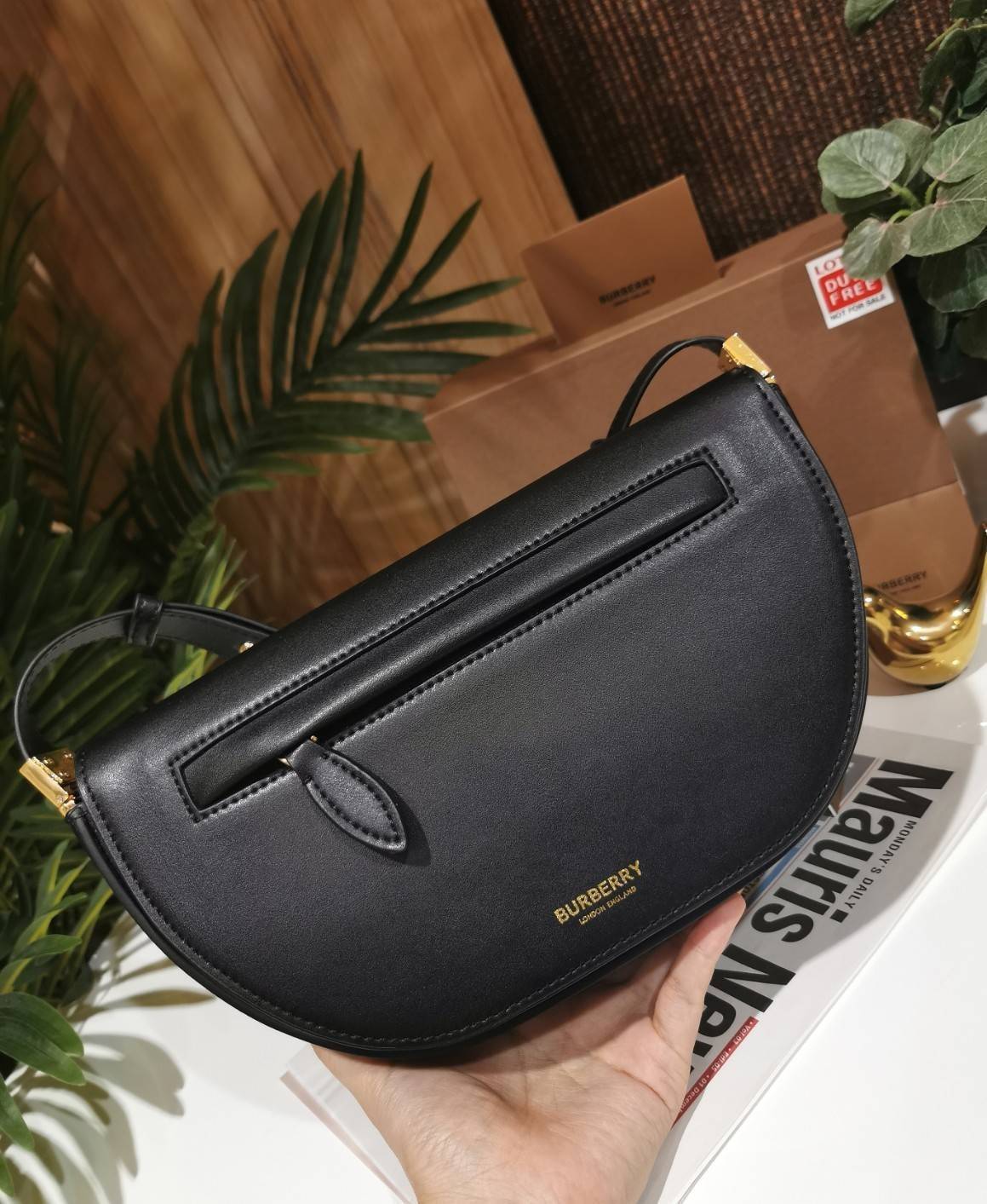 BURBERRY FRAGRANCES HALFMOON BAG VIP GIFT WITH PURCHASE (GWP) กระเป๋าสะพายพรีเมี่ยมกิ๊ฟ Limited Edition รุ่นใหม่จากน้ำหอม BURBERRY DUTY FREE วัสดุหนังแท้ CalfSkin ดีไซน์สวยหรูอยู่ทรงมีโลโก้แบรนด์และช่องซิปด้านหน้า ด้านหลังมีช่องใส่ของ เปิดปิดด้วยฝาปิดแม่เ