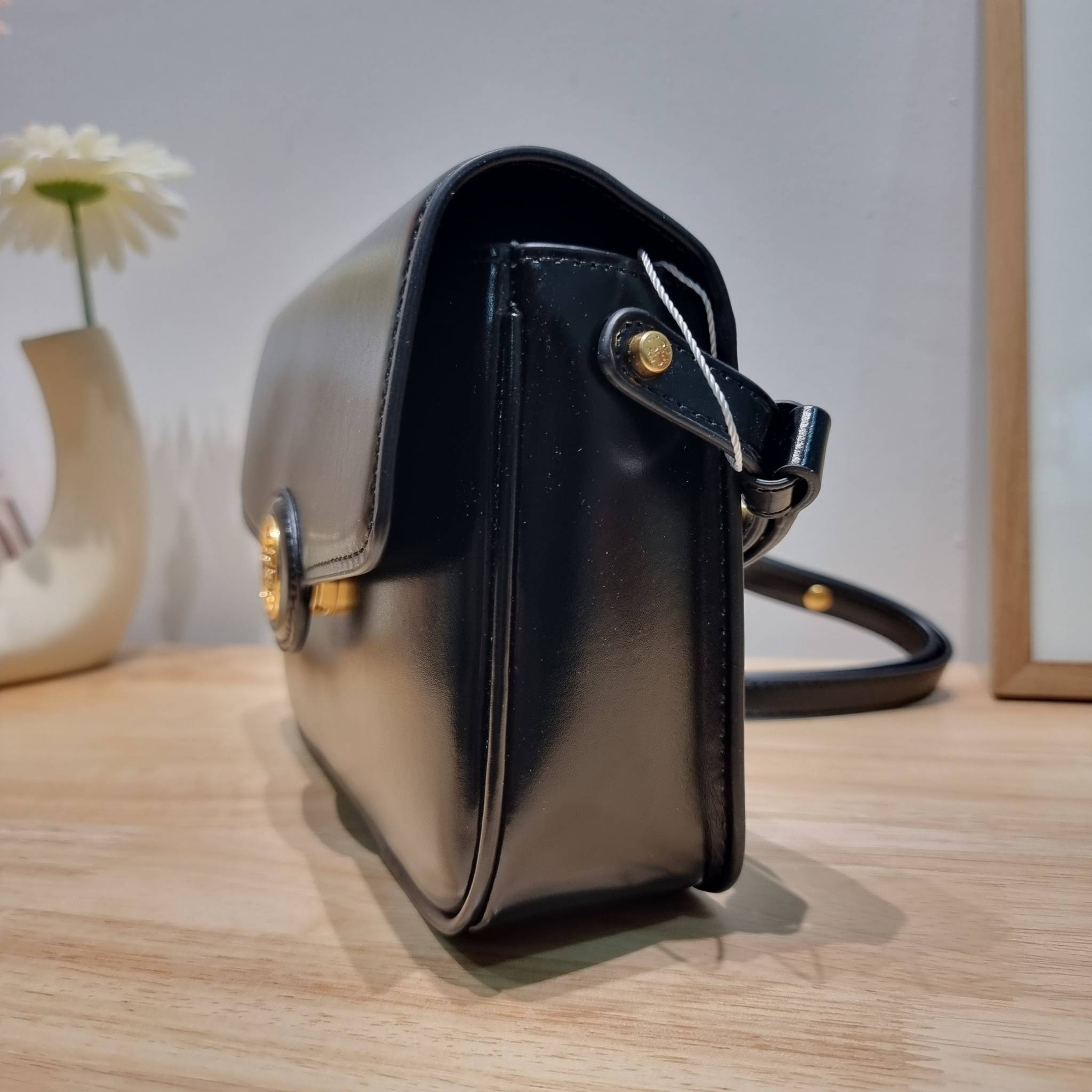 TORY BURCH ROBINSON SPAZZOLATO CONVERTIBLE SHOULDER BAG คอลเลคชั่นใหม่ สวยก่อนใคร ในราคาสุดคุ้ม! กับกระเป๋าสะพายไหล่ ดีไซน์สุดหรู หนังแก้วเงาสวยคม สีผู้ดี รูปทรงใช้งานได้ทุกลุค