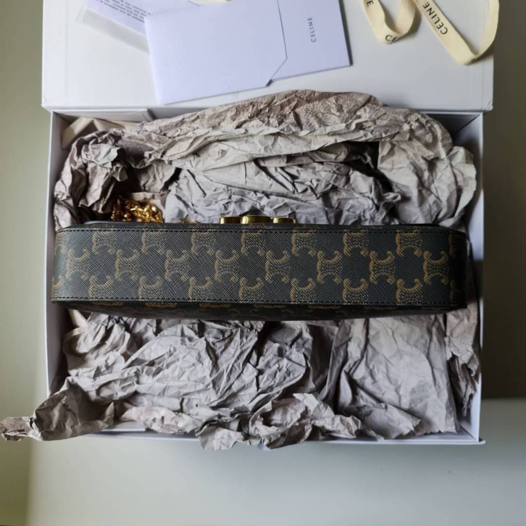 CELINE Women Chain Bag Triomphe in Triomphe Canvas-Tan / CELINE TRIOMPHE CHAIN SHOULDER BAG / CELINE WOMEN WINTER 21 ก็ปังๆ ยาวๆ ไปเลยสิคะ กระเป๋าดีไซส์ใหม่ ใหญ่กว่าเดิม จุของได้เยอะ งานหนังแคนวาสสวยหรู สวยมากกก เก๋มาก ต้องมีแล้วค่าา แบบใหม่ล่าสุด งานพึ่ง