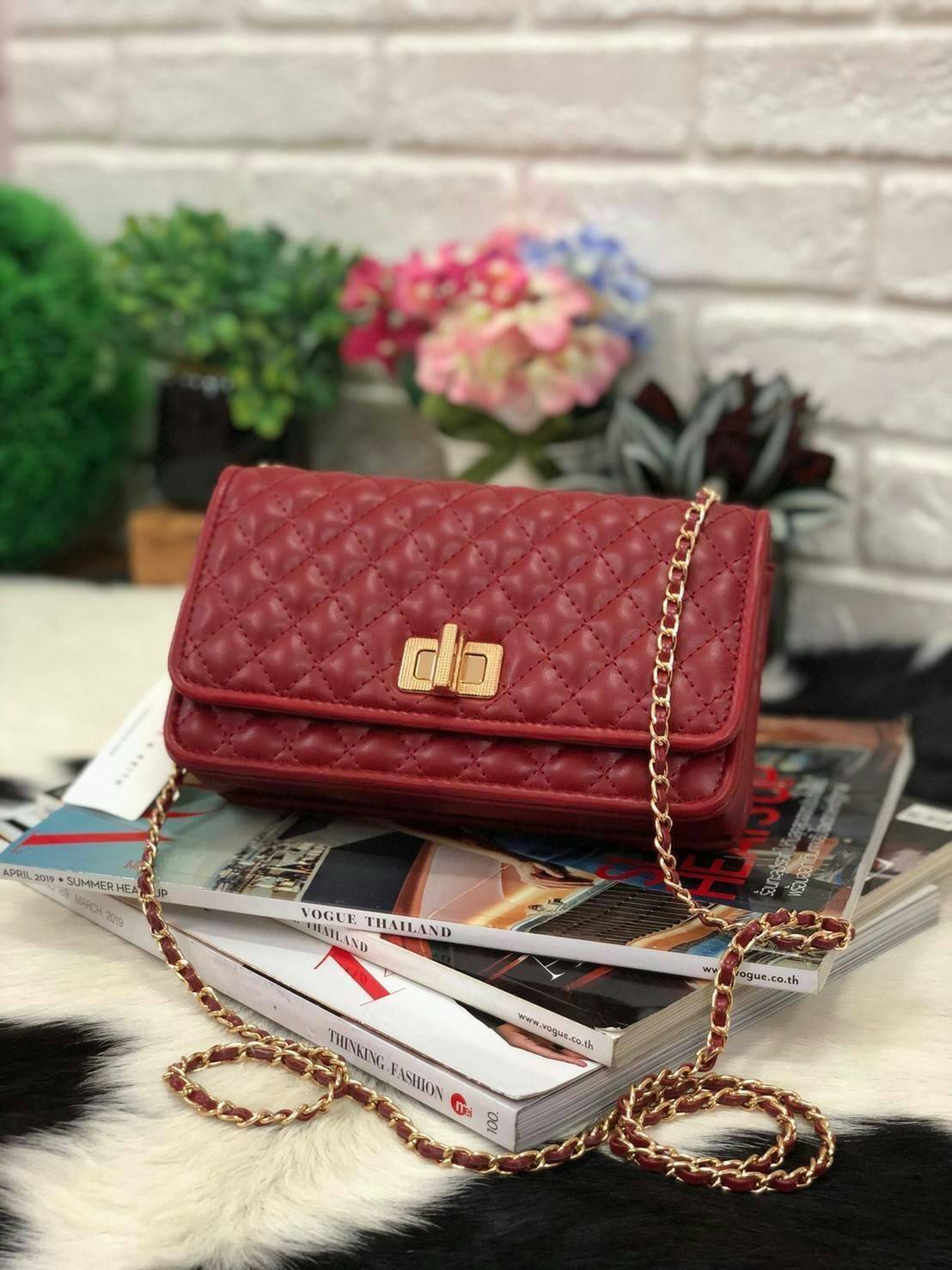 Charles&kieth quilted chain strap bag กระเป๋าขนาดมินิคลัช หนังPU เย็บตารางนูนทั้งใบ ด้านหน้าเปิด/ปิด แบบตัวบิดหมุน ด้านหลังมีโลโก้แบรนด์นูน ภายใน มีช่องใหญ่ ประกอบด้วย ช่องซิป ช่องการ์ด และมีช่องย่อย ใส่ของได้จุคุ้มสุด ๆ พกพาสะพายได้ทุกวัน น้ำหนักเบา จะสะ