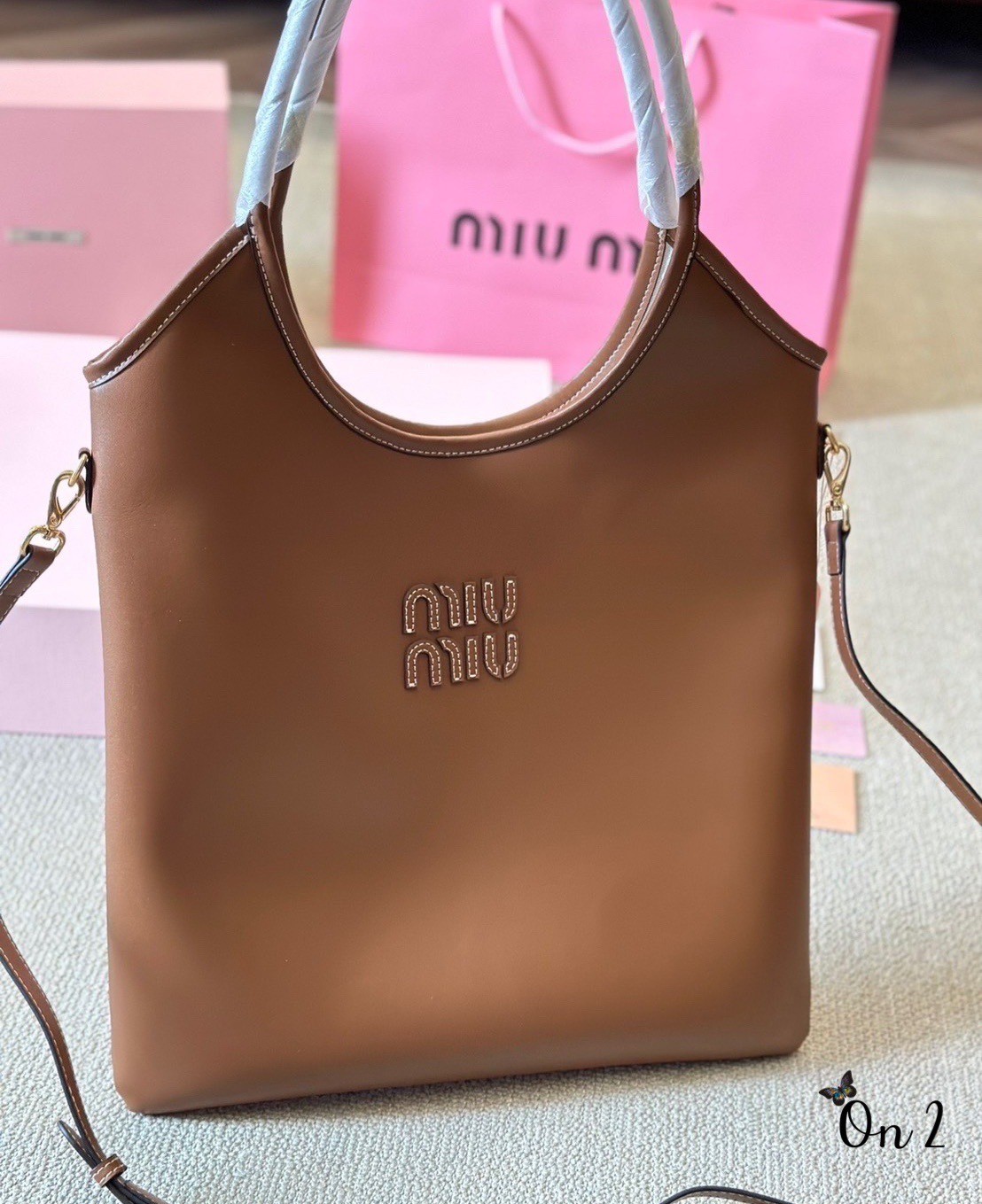 พร้อมส่ง 2 สี MIU MIU IVY leather bag / MIU MIU TOTE BAG กระเป๋าถือทรงโท้ทใบใหญ่ทรงสูงคอลใหม่ งานหนังเรียบเต็มใบ มีความยูนิค ใช้งานได้หลากหลายใช้ได้จริงสวยเรียบหรู จับแมตช์ง่าย สวยงาม