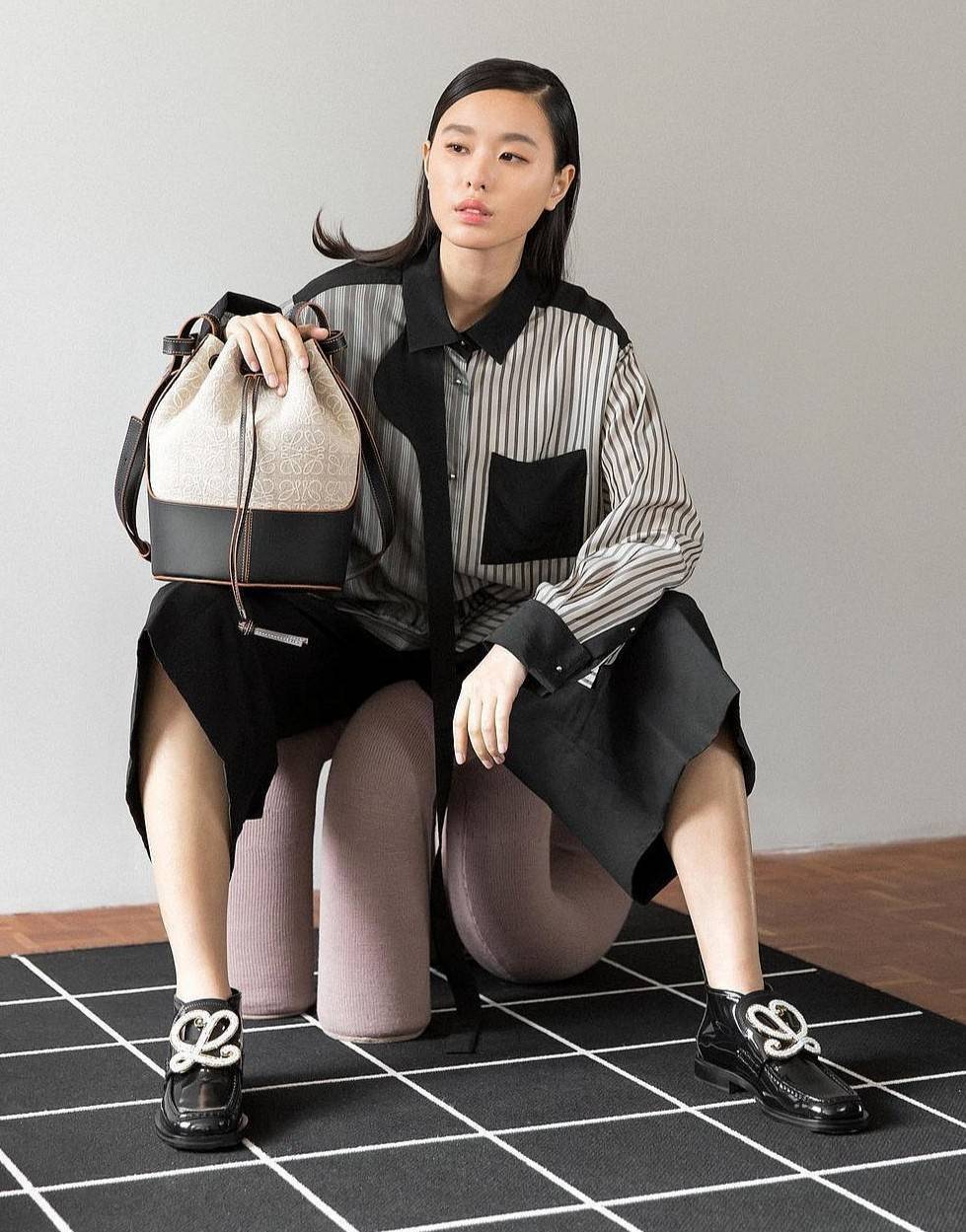 พรีเมี่ยมกิ๊ฟแท้ 100% 】LOEWE CROSSBODY ANAGRAM BUCKET BAG GIFT WITH PURCHASE (GWP) กระเป๋าถือหรือสะพายพรีเมี่ยมกิ๊ฟ Limited จาก LOEWE PERFUME DUTYFREE COUNTER รุ่นใหม่ล่าสุด Rare items หายากสุดเลอค่าวัสดุ Anagram Canvas ตัดหนังแท้ Calfskin สุดคลาสสิค