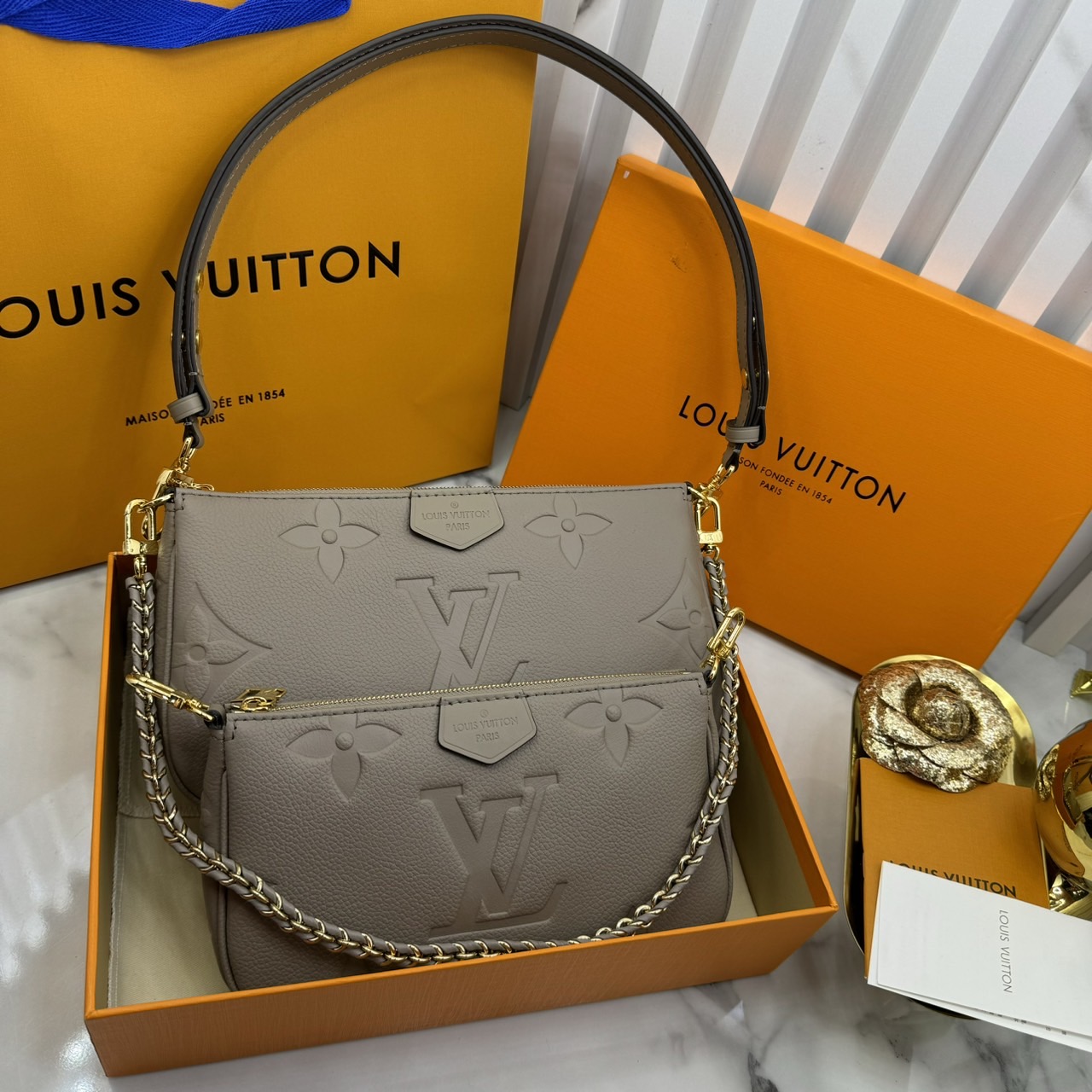 LV Multi Pochette Accessoires Bag กระเป๋าทรงพอช รุ่นใหม่ล่าสุด งานหนังแท้ สวยงามเลอค่า ตามแบบฉบับแบรนด์ ปั้มลายคมชัด มาเป็นเซ็ท 2 ใบ ใช้งานง่าย