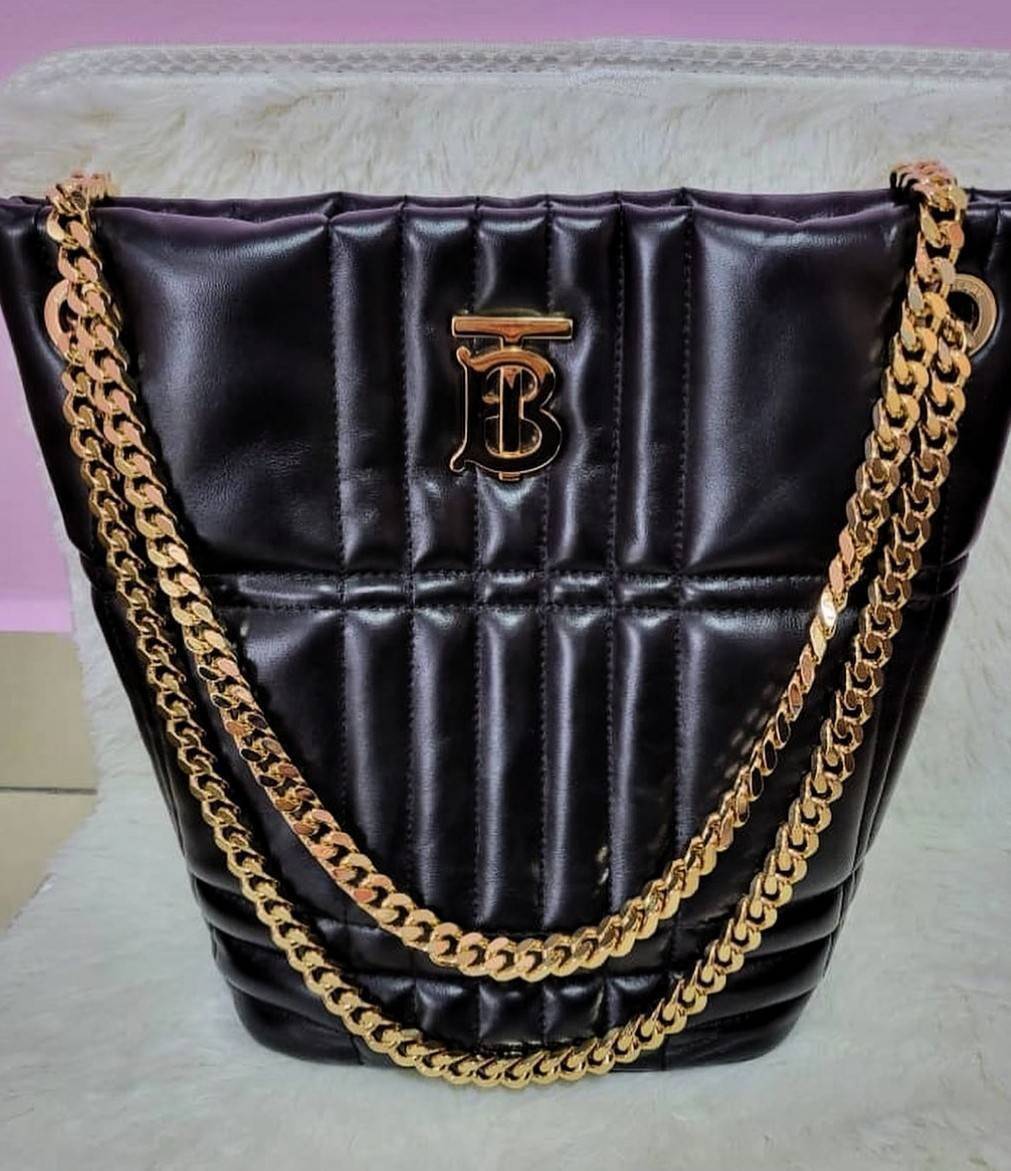 BURBERRY FRAGRANCES LAMBSKIN BAG VIP หนังแท้ Lambskin นิ่มสวยหรูดูดี ภายในโล่งกว้างใส่ของได้เยอะ มาพร้อมสายสะพายโซ่ทองสามารถซ้อนสายสั้นสะพายไหล่ได้หรือจะใช้สายยาว Crossbody ก็ดูดีมาพร้อมกล่องแบรนด์ Original Package อีกรุ่นหายากที่น่าใช้น่าสะสม Rare items 