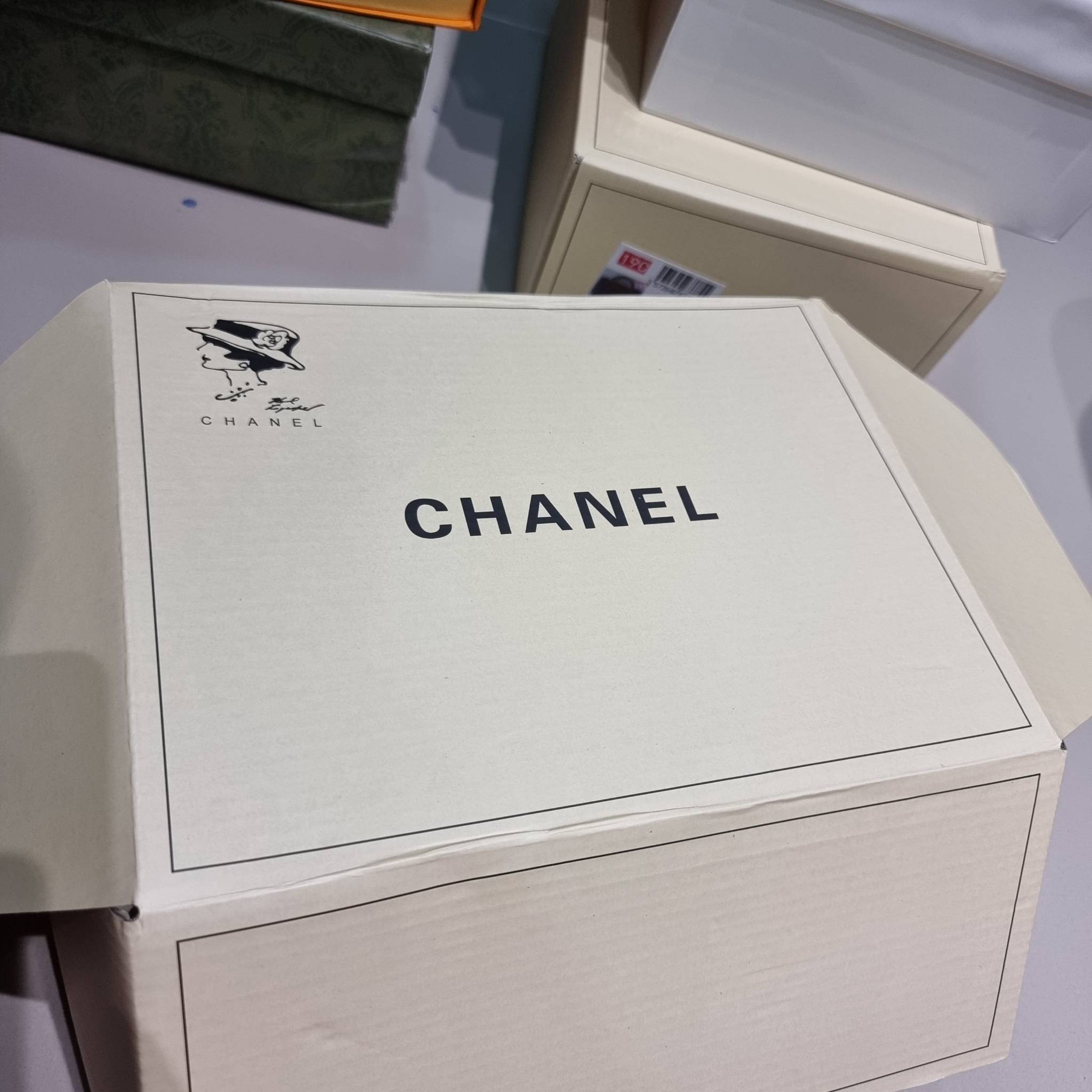 CHANEL woc with top handle black / CHANEL WALLET ON CHAIN กระเป๋าสะพายข้างไซส์กำลังดี สวยหรู ดีไซน์คลาสสิคผสานกิมมิคประจำแบรนด์ ทำให้ไอเท็มนี้เพิ่มมูลค่าขึ้นไปอีก สร้างสรรค์ตัวกระเป๋าด้วยหนังแกะ สัมผัสสบายมือ ใช้งานสะดวกด้วยกระดุมแม่เหล็ก ภายในกระเป๋าแบ่ง