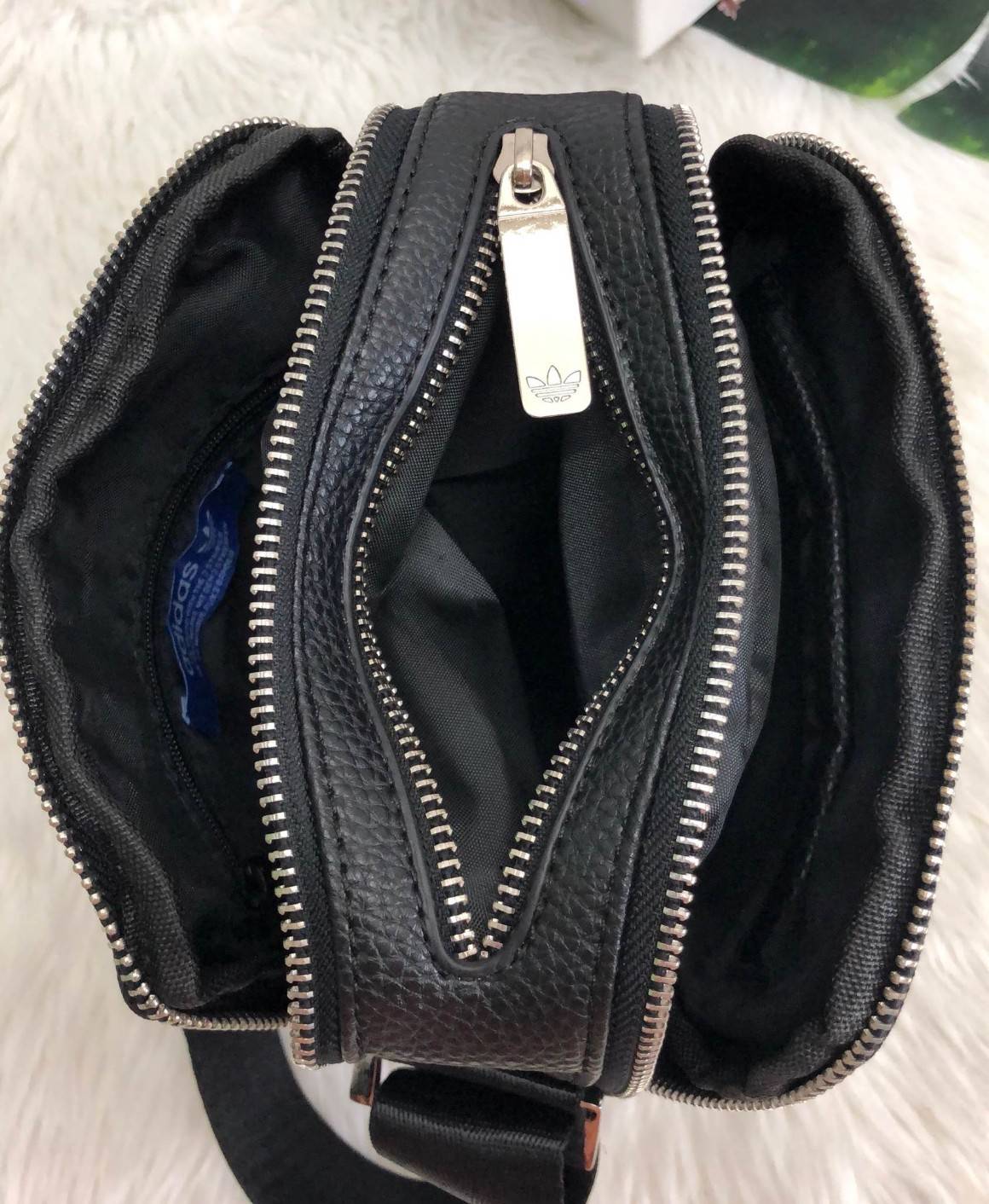 ADIDAS MESSENGER BAG กระเป๋าสะพายข้าง หรือ crossbody วัสดุ pu. น้ำหนักเบา ด้านหน้ามีโลโก้แบรนด์ ตัวกระเป๋า แบ่ง 3 ช่องซิป ช่องซิปหลักกว้าง ใส่ wallet ยาวได้ มาพร้อมสายยาวปรับได้ค่ะ