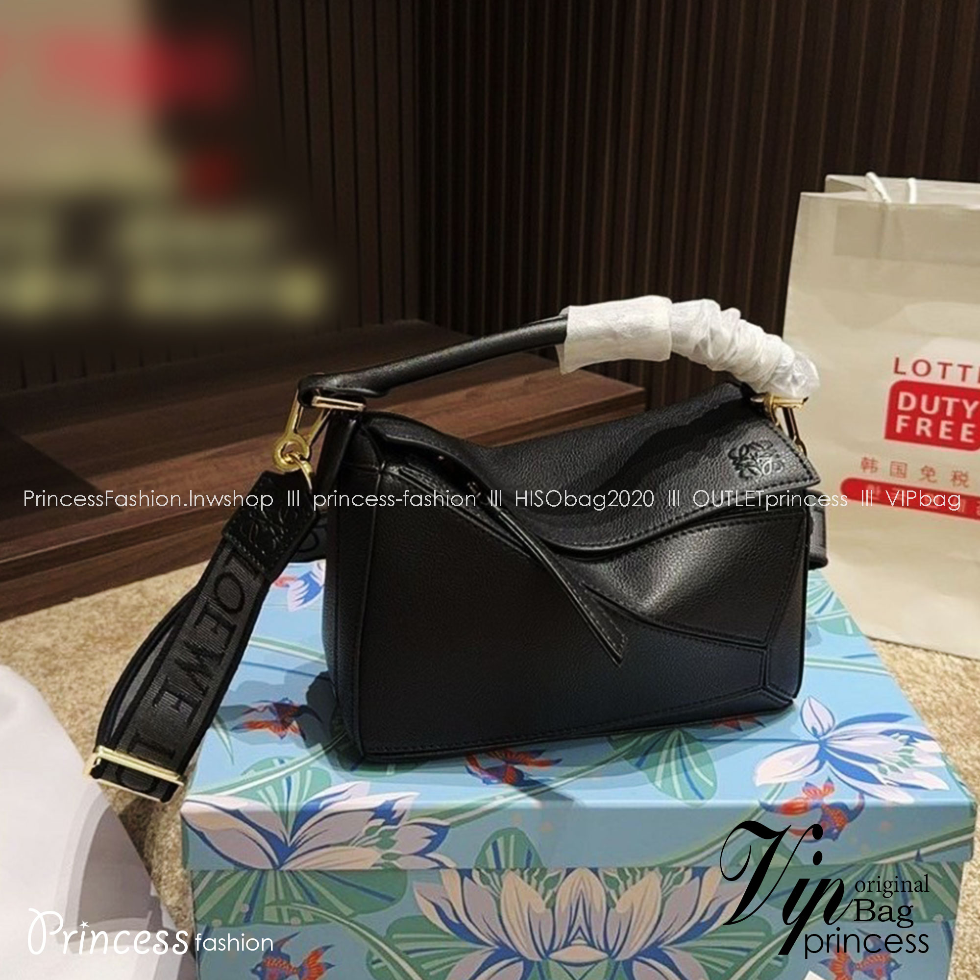 LOEWE Puzzle Bag With Jacquard Strap กระเป๋าสะพายแบรนด์หรู ทรงคล้ายลูกลักบี้ มาพร้อมสายยาวผ้าแจ็คการ์ด สวยงามมากค่ะ