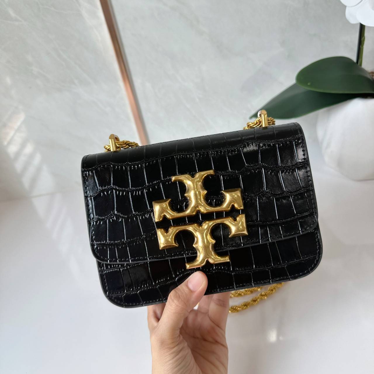 6 สี Tory Burch Croc Eleanor Small Bag / TORY BURCH ELEANOR CROC EMBOSSED LEATHER กระเป๋าสะพายหนังพิมพ์ลายจระเข้ ดีไซน์หรูหรา โด่นเด่นด้วยโลโก้แบรนด์อะไหล่ด้านหน้า และสายสะพายโลหะสีทอง